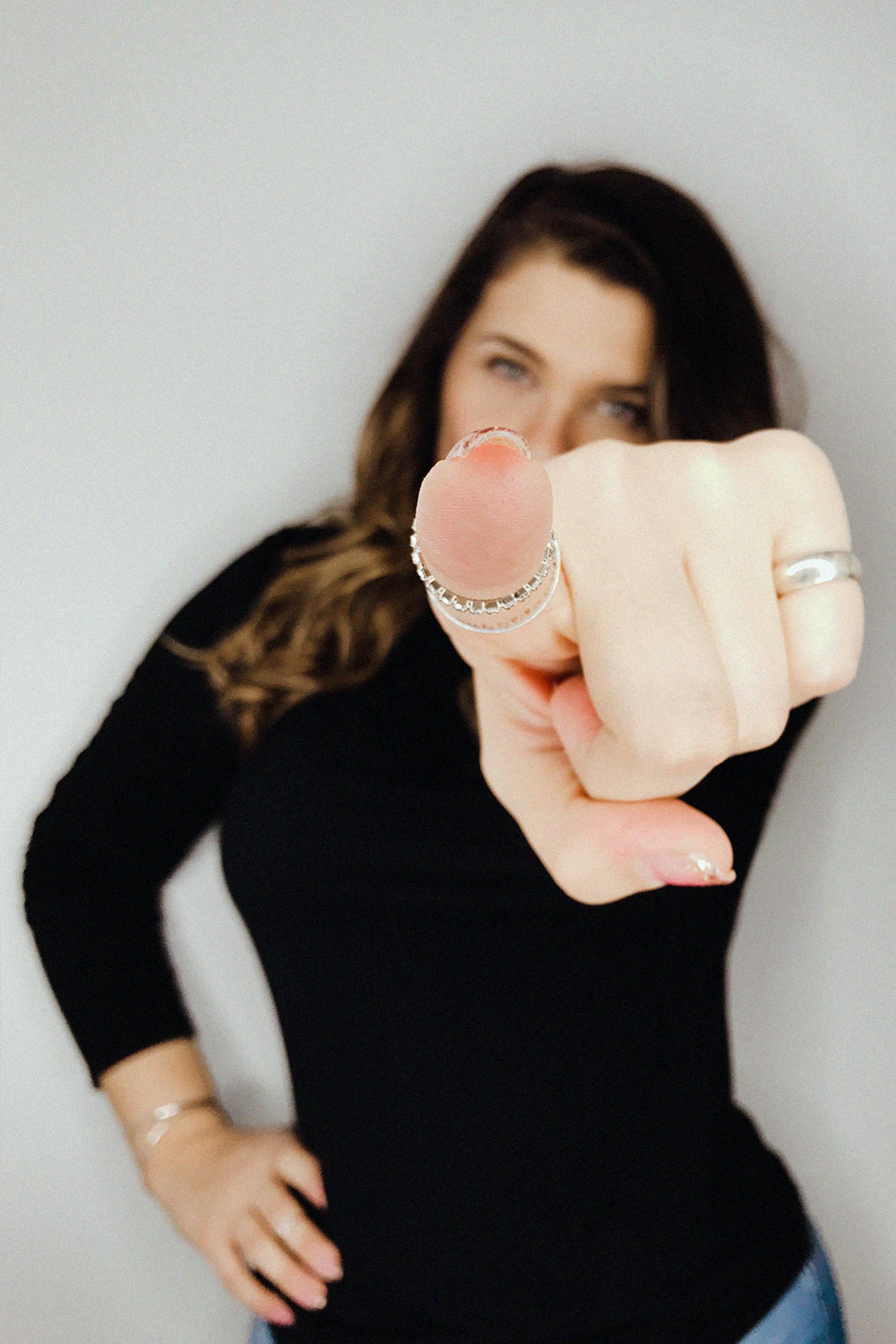 Eine Frau, die mit dem Finger auf jemanden zeigt | Quelle: Pexels