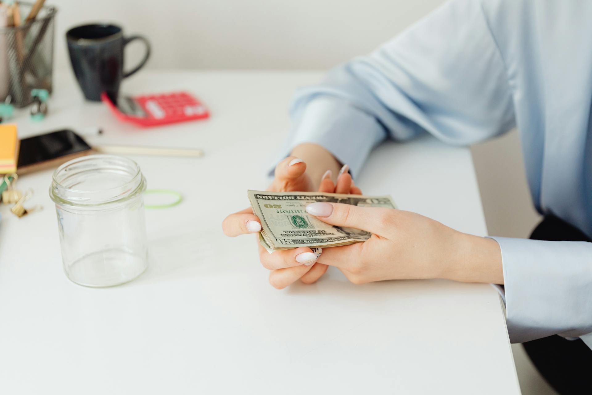Eine Frau mit Geld in der Hand | Quelle: Pexels