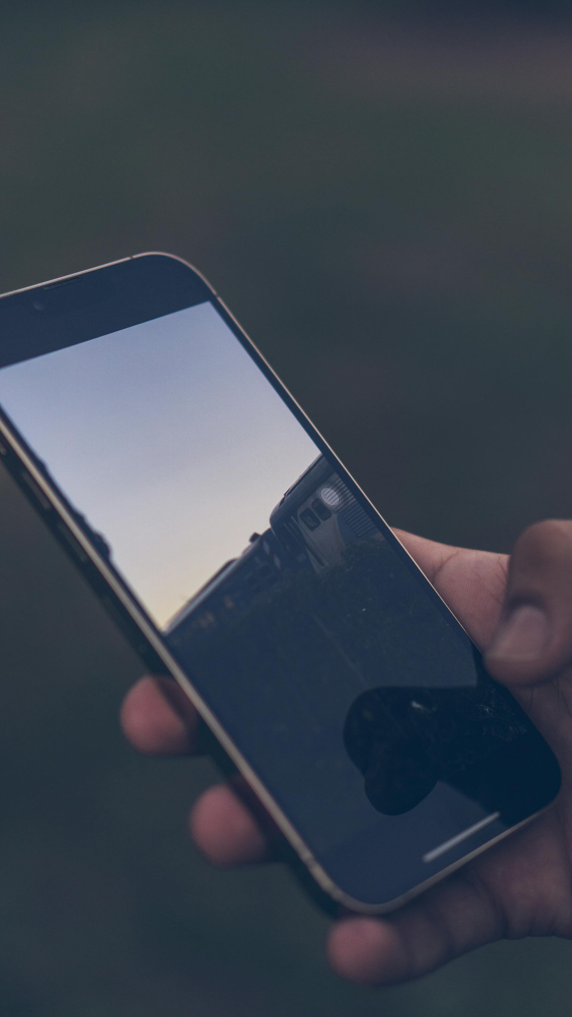 Ein Mann hält sein Telefon | Quelle: Pexels