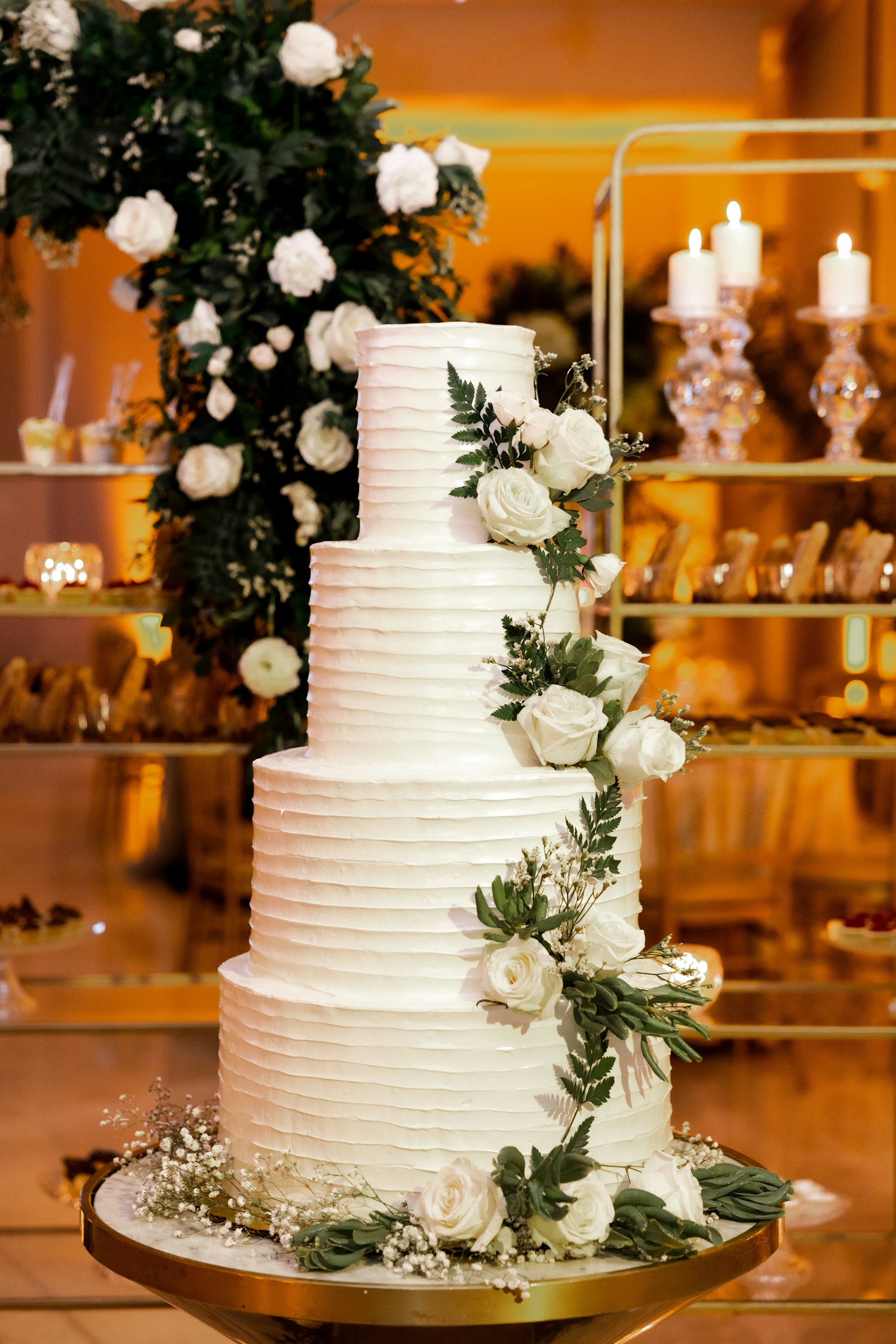 Eine atemberaubende Hochzeitstorte | Quelle: Unsplash