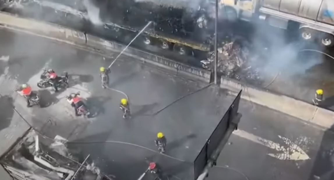 Feuerwehrleute bei der Arbeit am Tatort | Quelle: YouTube.com/elheraldodemexico