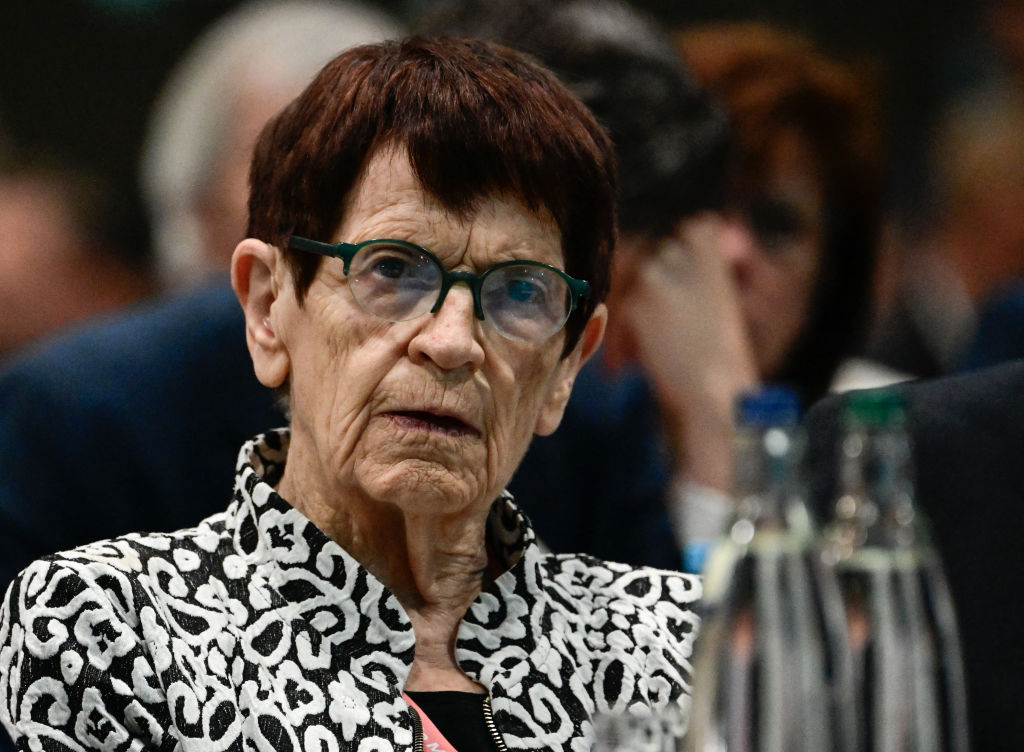 Rita Süssmuth, Mitglied der Christlich-Demokratischen Union Deutschlands (CDU) und ehemalige Präsidentin des Bundestages, nimmt am 6. Mai 2024 am ersten Tag des CDU-Parteitags im Estrel Berlin Hotel in Berlin teil. | Quelle: Getty Images