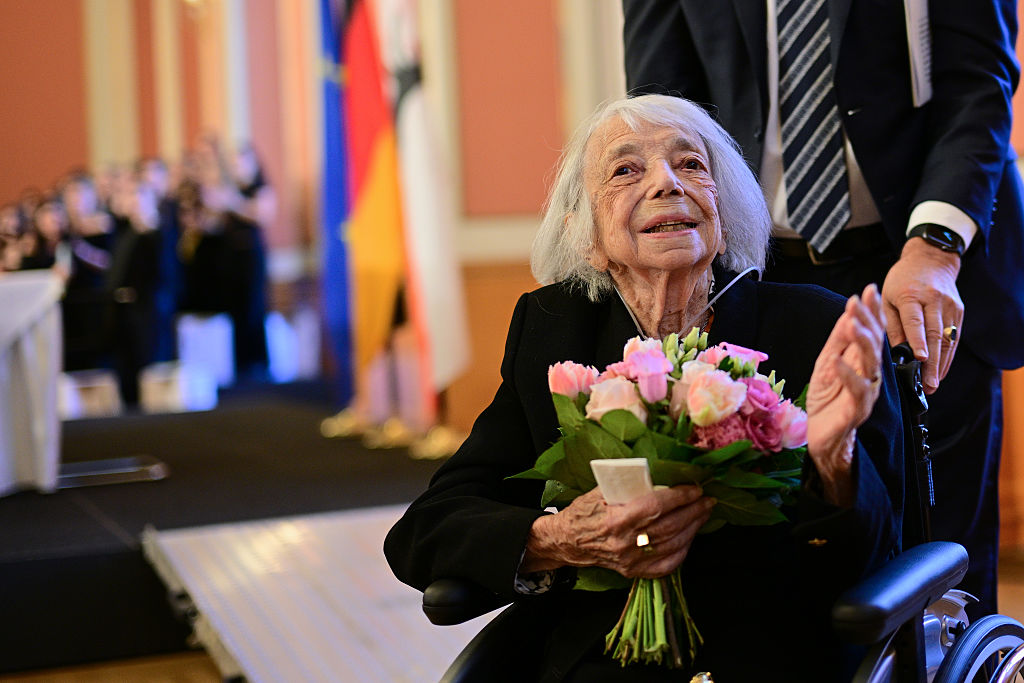 Margot Friedländer, Zeitzeugin, Holocaust-Überlebende und Ehrenbürgerin von Berlin, verlässt die Bühne während eines Gedenk-Events des Berliner Senats und des Abgeordnetenhauses im Fest- und Wappensaal des Roten Rathauses nach einer Lesung aus ihrem Buch | Quelle: Getty Images