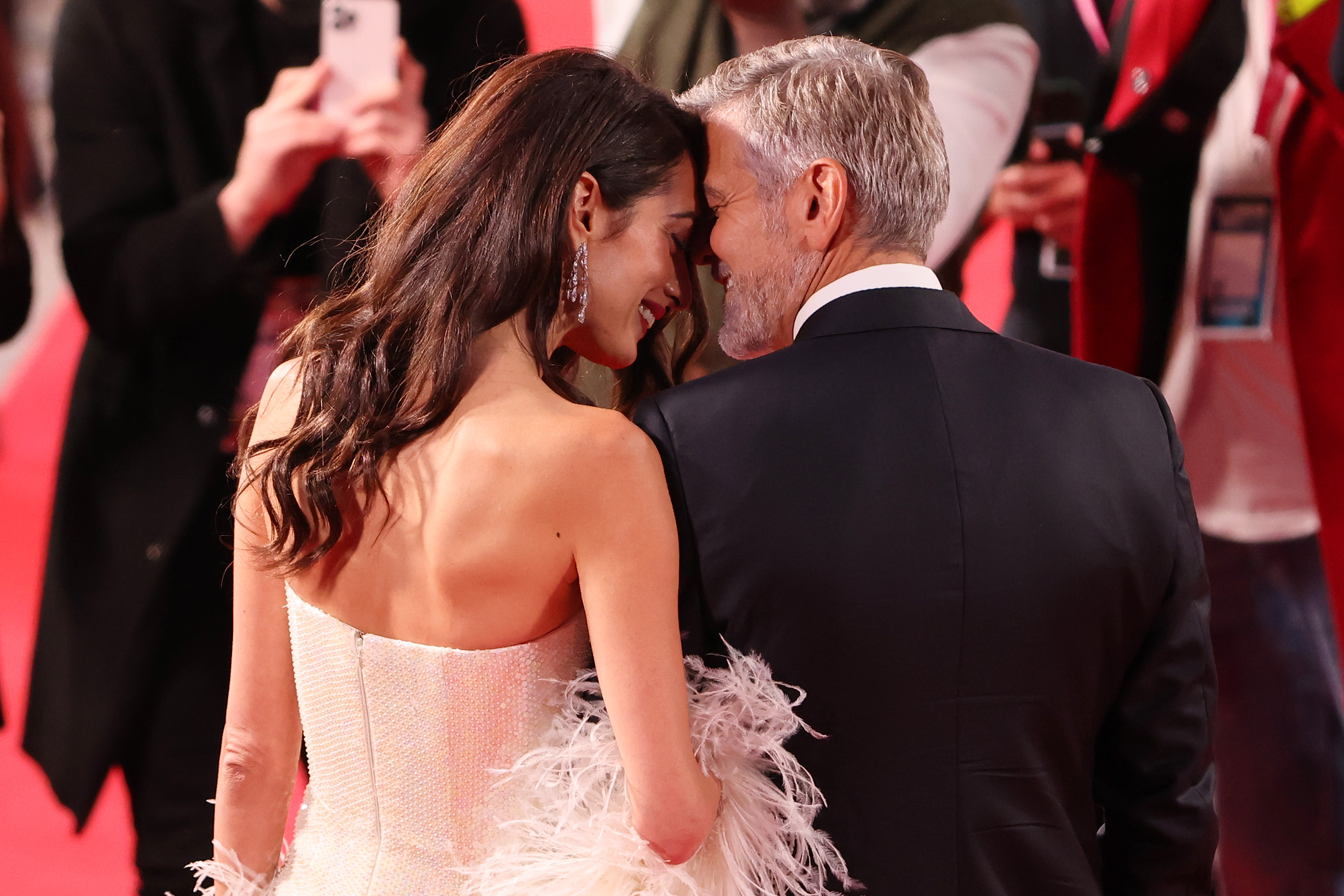 Amal Clooney und George Clooney sind bei der Premiere von „The Tender Bar“, 2021 | Source: Getty Images