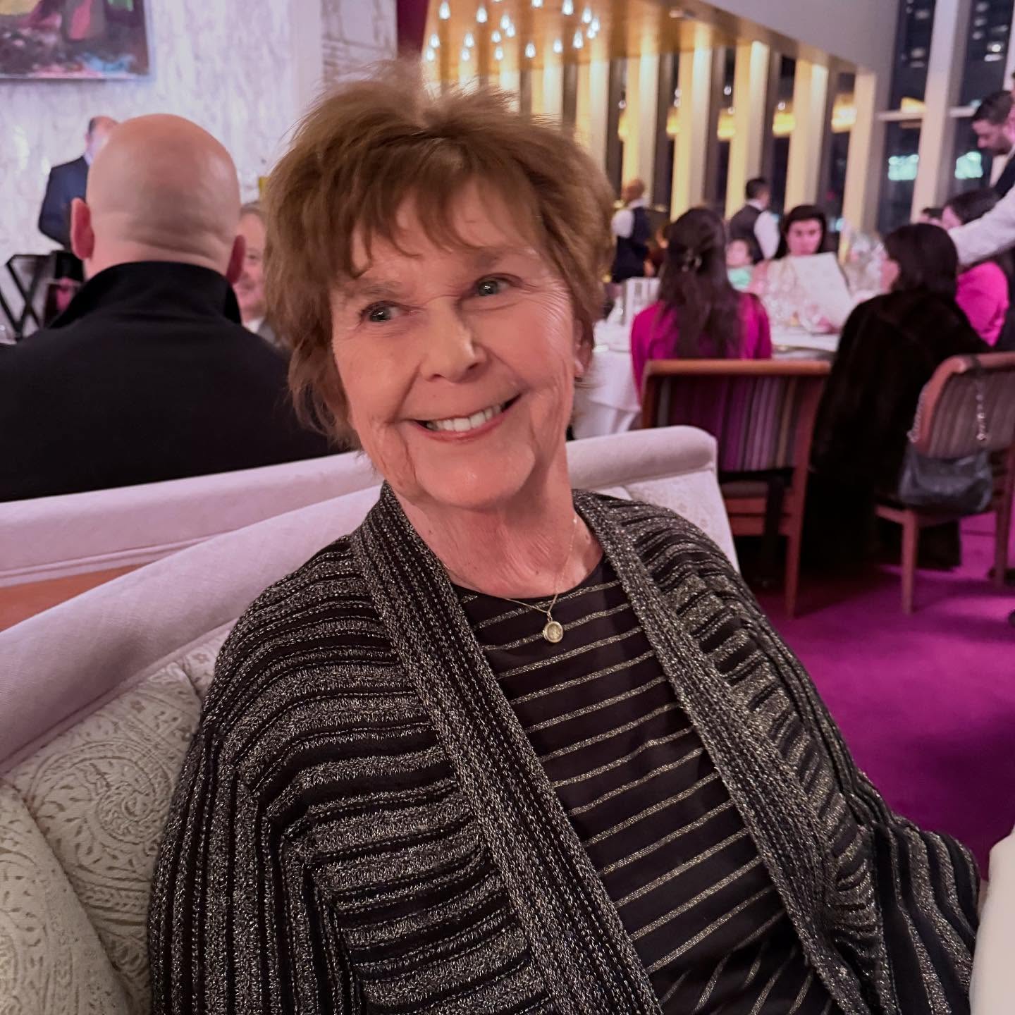 Nancy Guthries Verschwinden begann nach einem scheinbar ganz normalen Familienabend in Tucson. Ihr Fall entwickelte sich später von einer Suche nach einer vermissten Person zu einem mutmaßlichen Entführungsfall, geprägt von Lösegeldforderungen, Blutspuren und offenen Fragen. | Quelle: Facebook/Savannah Guthrie