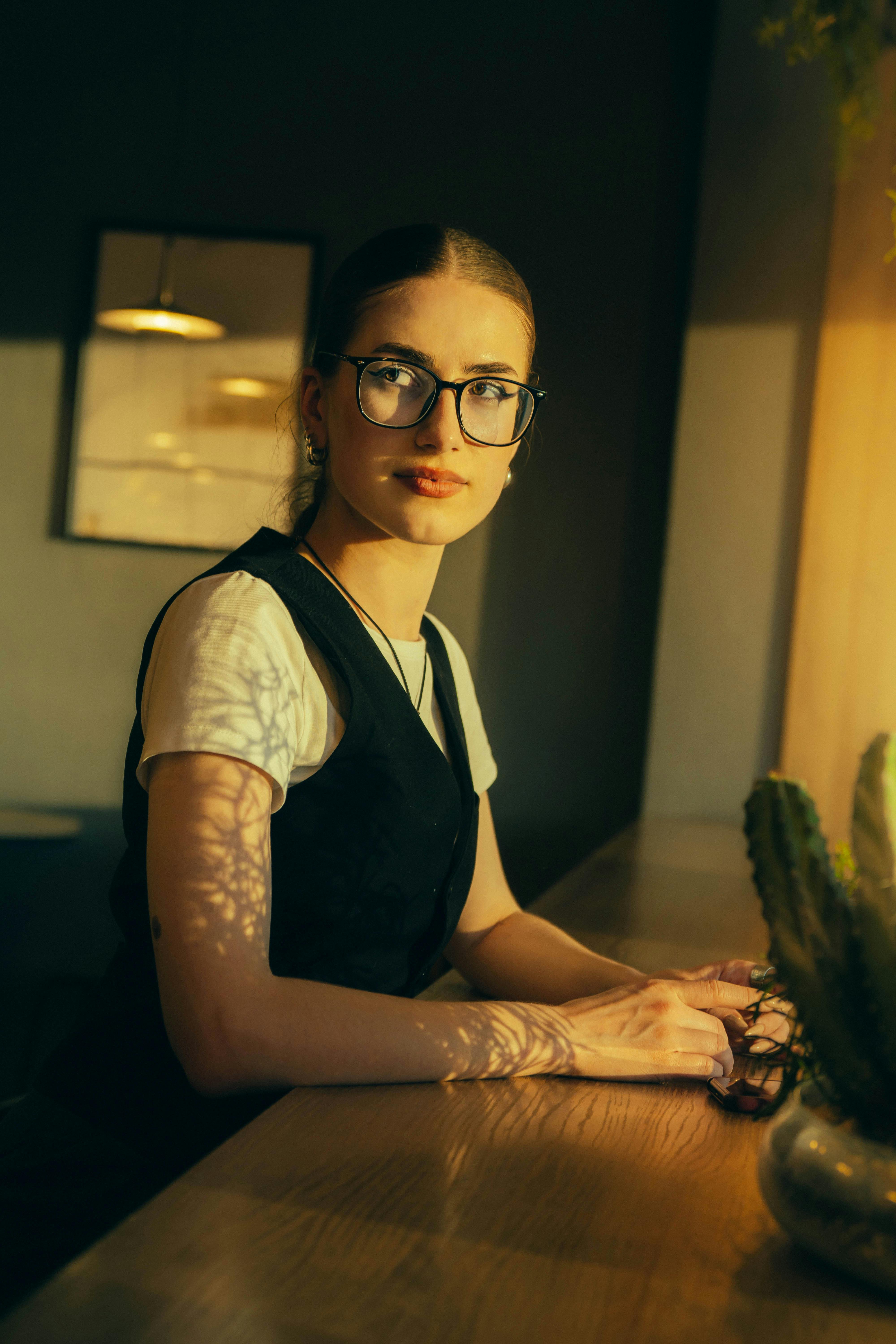 Junge Frau schaut in Gedanken versunken | Quelle: Pexels