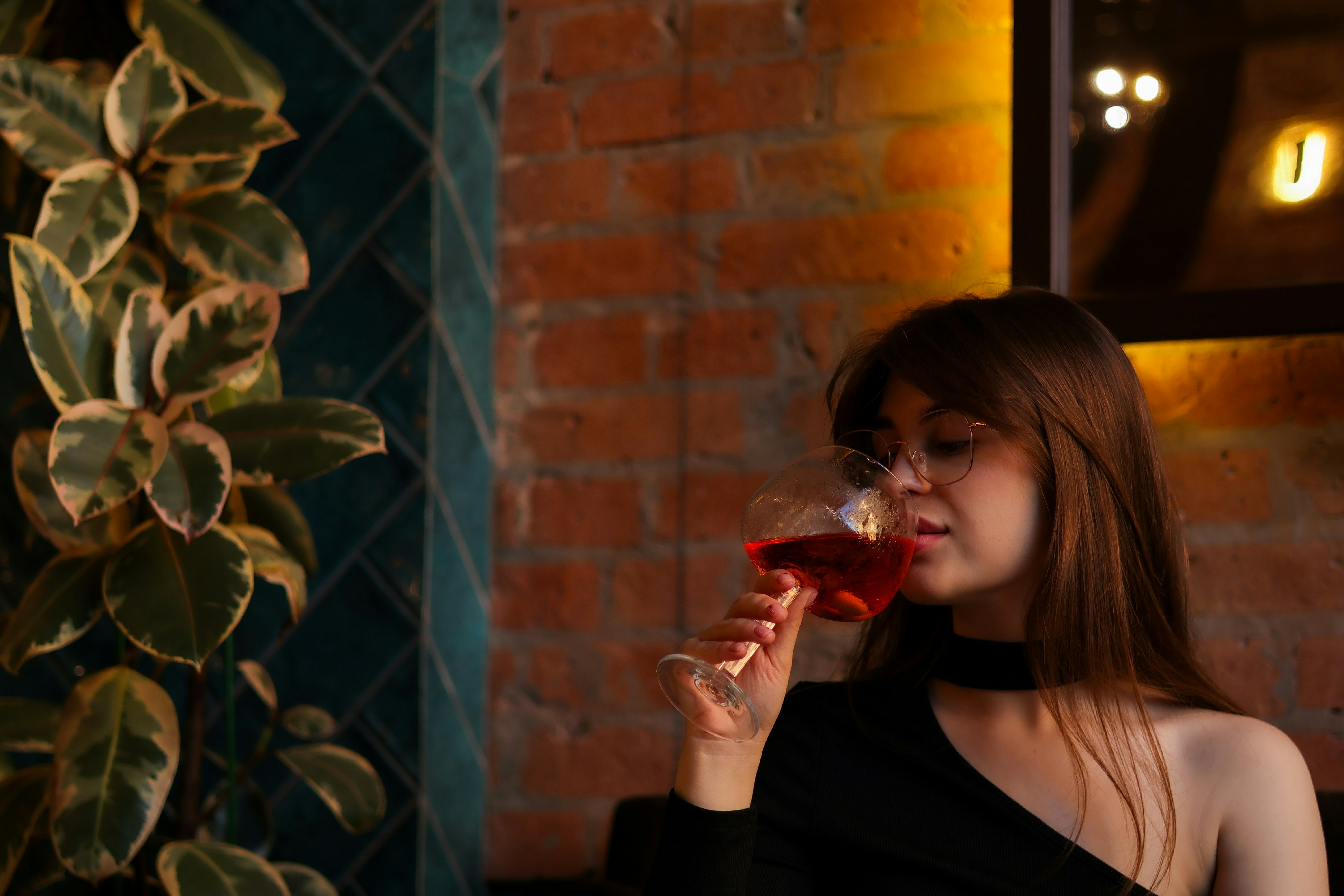 Eine Frau sitzt an einem Restauranttisch | Quelle: Unsplash