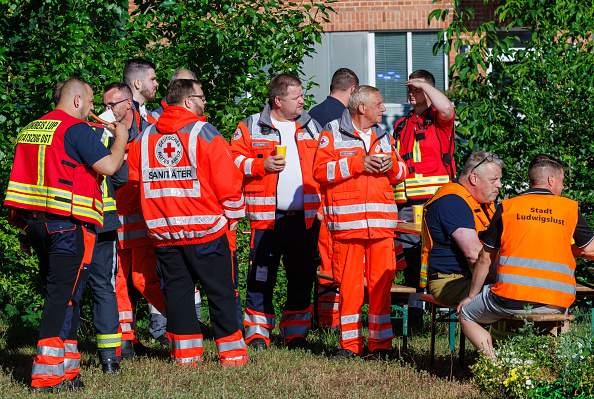 Feuerwehrleute machen nach dem Einsatz am LUP Klinikum in Ludwigslust eine Pause, 2. Juli 2026. | Quelle: Getty Images