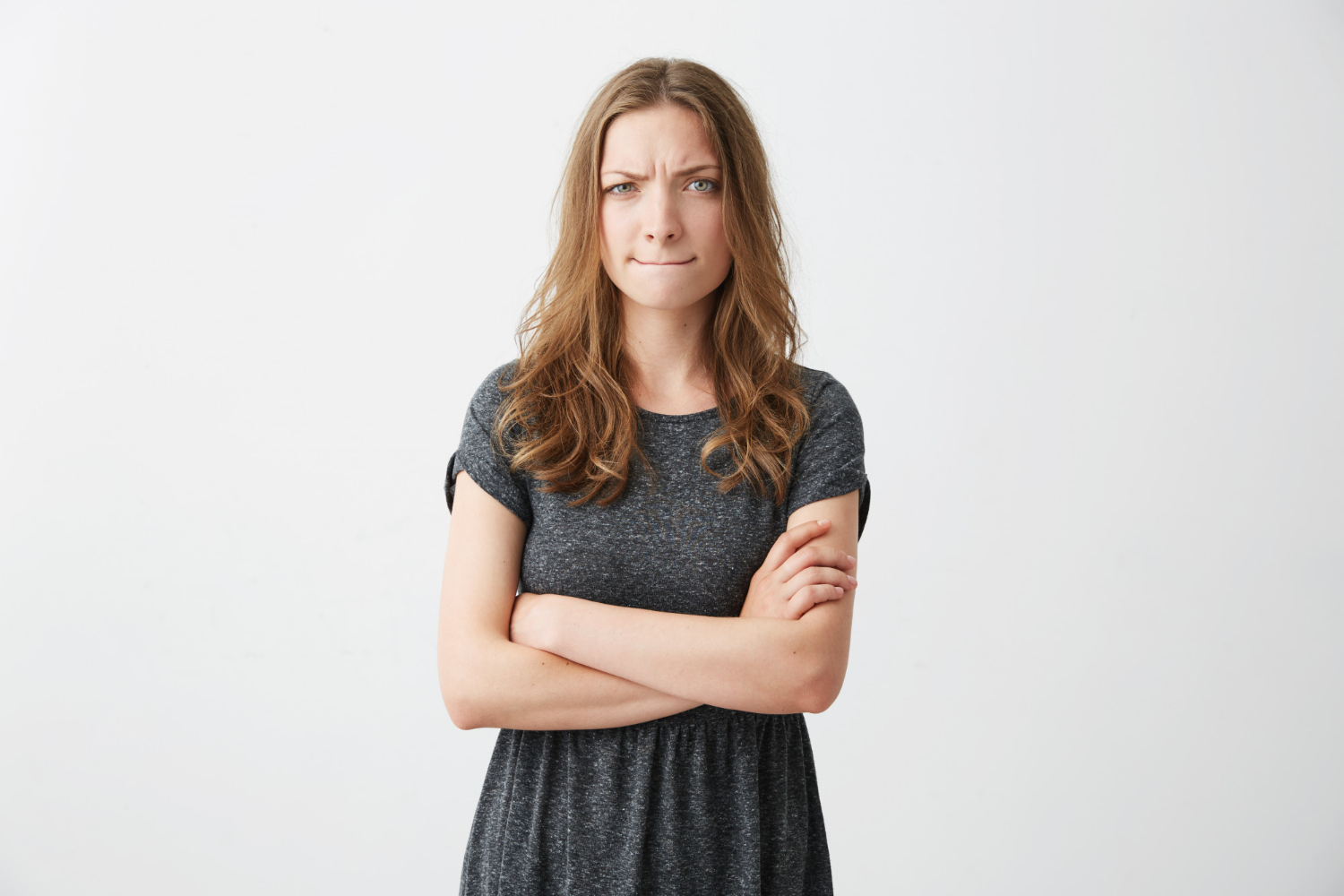 Eine zweifelnde Frau in Erwartung | Quelle: Freepik