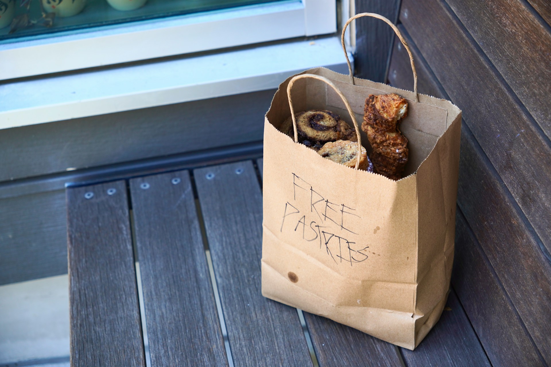 Eine Tüte mit kostenlosem Gebäck | Quelle: Unsplash