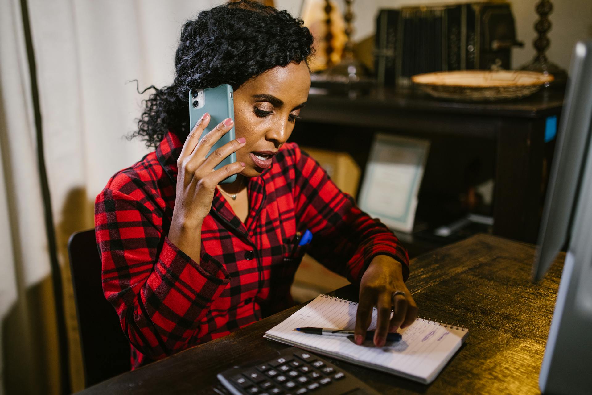 Eine Frau, die in ihr Telefon spricht | Quelle: Pexels