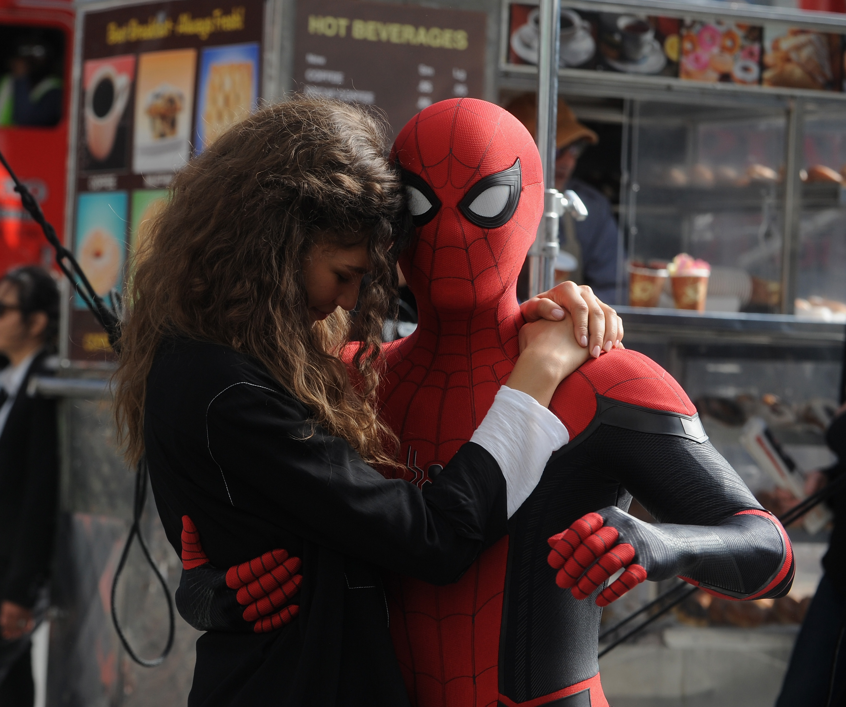 Zendaya und Tom Holland am Set von „Spider-Man: Far From Home“ in New York City am 12. Oktober 2018 | Quelle: Getty Images