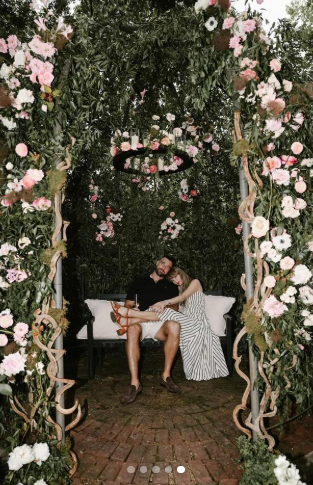 Ein Garten der Liebe! Taylor Swift lehnt sich an Travis Kelce unter einem romantischen Bogen aus Rosen und Grünzeug, gepostet am 26. August 2025 | Quelle: Instagram/taylorswift