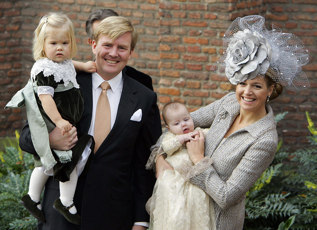 Der niederländische Kronprinz Willem-Alexander hält seine Tochter Amalia neben seiner Frau Prinzessin Maxima, die Prinzessin Alexia hält, am 19. November 2005 in Wassenaar. Prinzessin Alexia wird in der Dorskerk in Wassenaar getauft. | Quelle: Getty Images