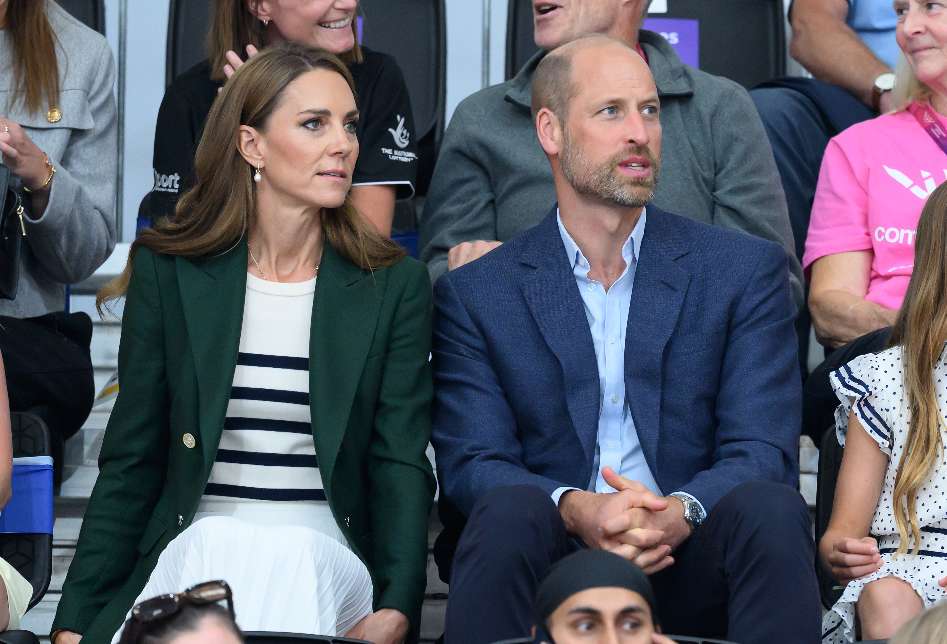 Prinz William und Catherine, Prinzessin von Wales, genießen einen gemeinsamen Moment bei einem öffentlichen Auftritt – ein Spiegelbild der Partnerschaft, die im Mittelpunkt ihres königlichen Lebens steht. Laut Christopher Andersen ist William immer wieder eingesprungen, um Catherine zu verteidigen, wenn er der Meinung war, dass sie ungerecht behandelt wurde, unter anderem wegen einer angeblichen Bitte, die Schreibweise ihres Namens zu ändern. | Quelle: Getty Images