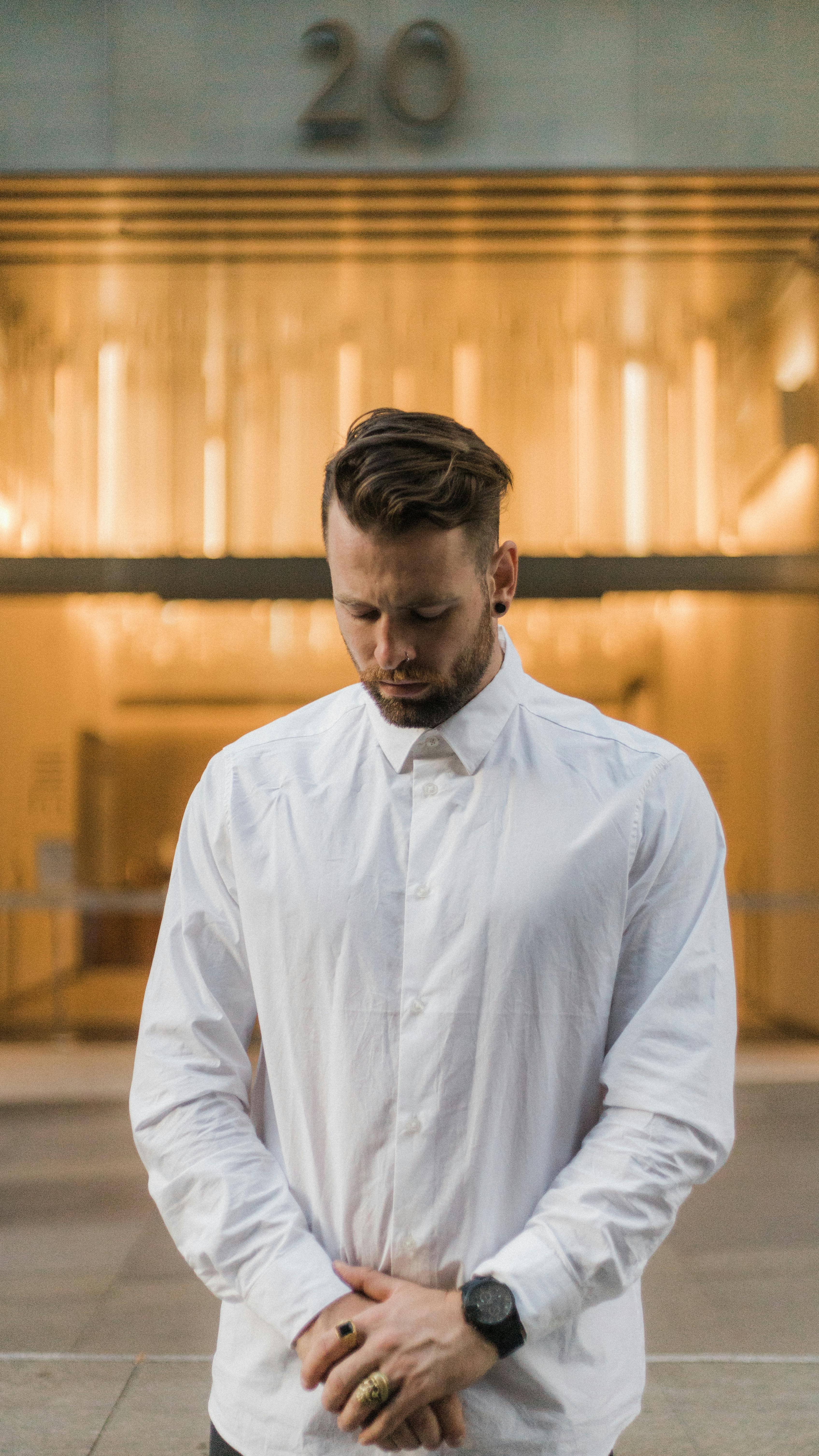 Ein Mann schaut nach unten | Quelle: Pexels