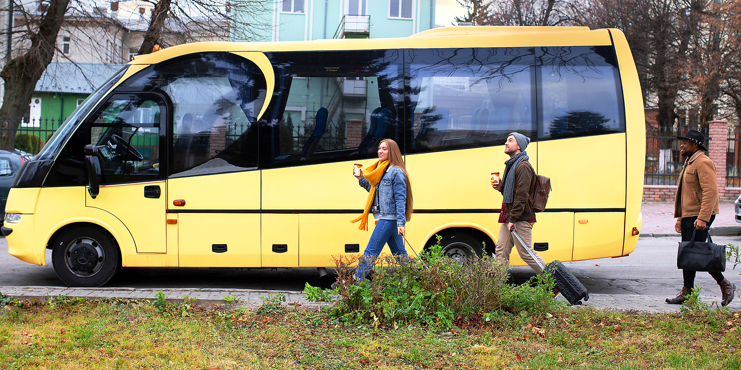 Menschen, die in der Nähe eines Busses gehen | Quelle: Freepik