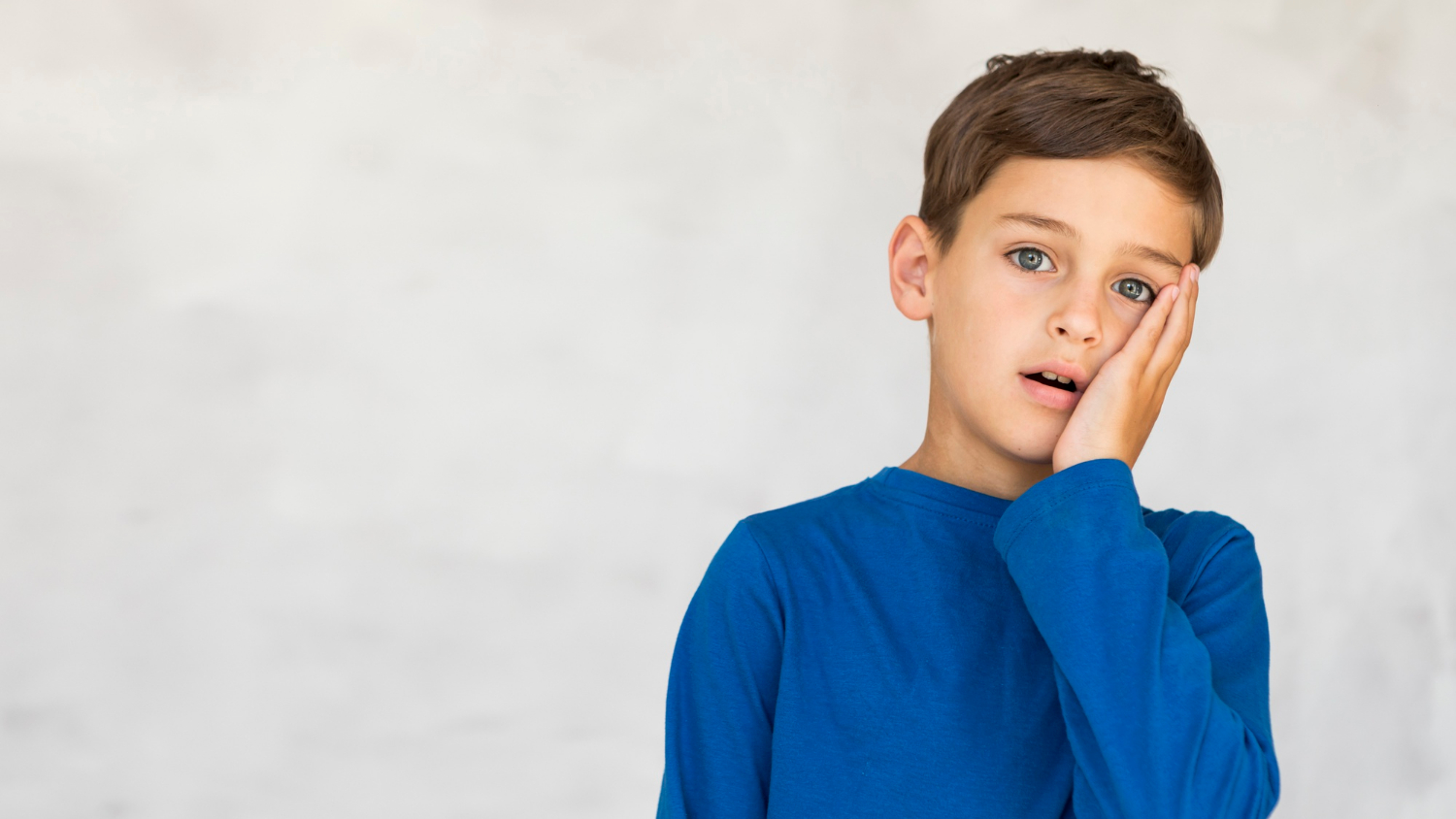 Ein fassungsloser kleiner Junge | Quelle: Freepik