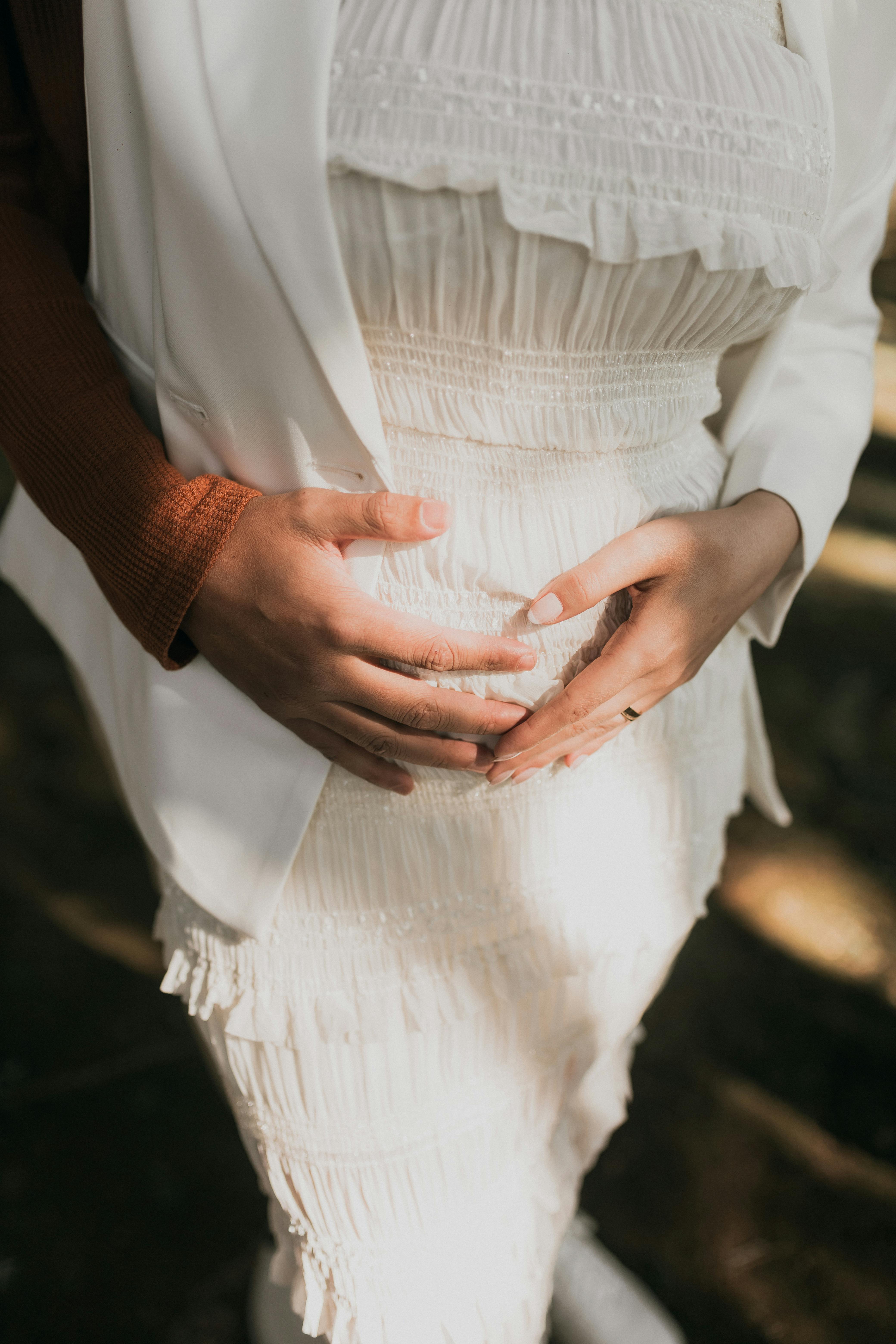 Ein Paar hält einen schwangeren Bauch | Quelle: Pexels