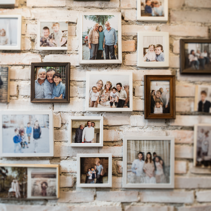 Eine Wand mit Familienfotos | Quelle: Midjourney