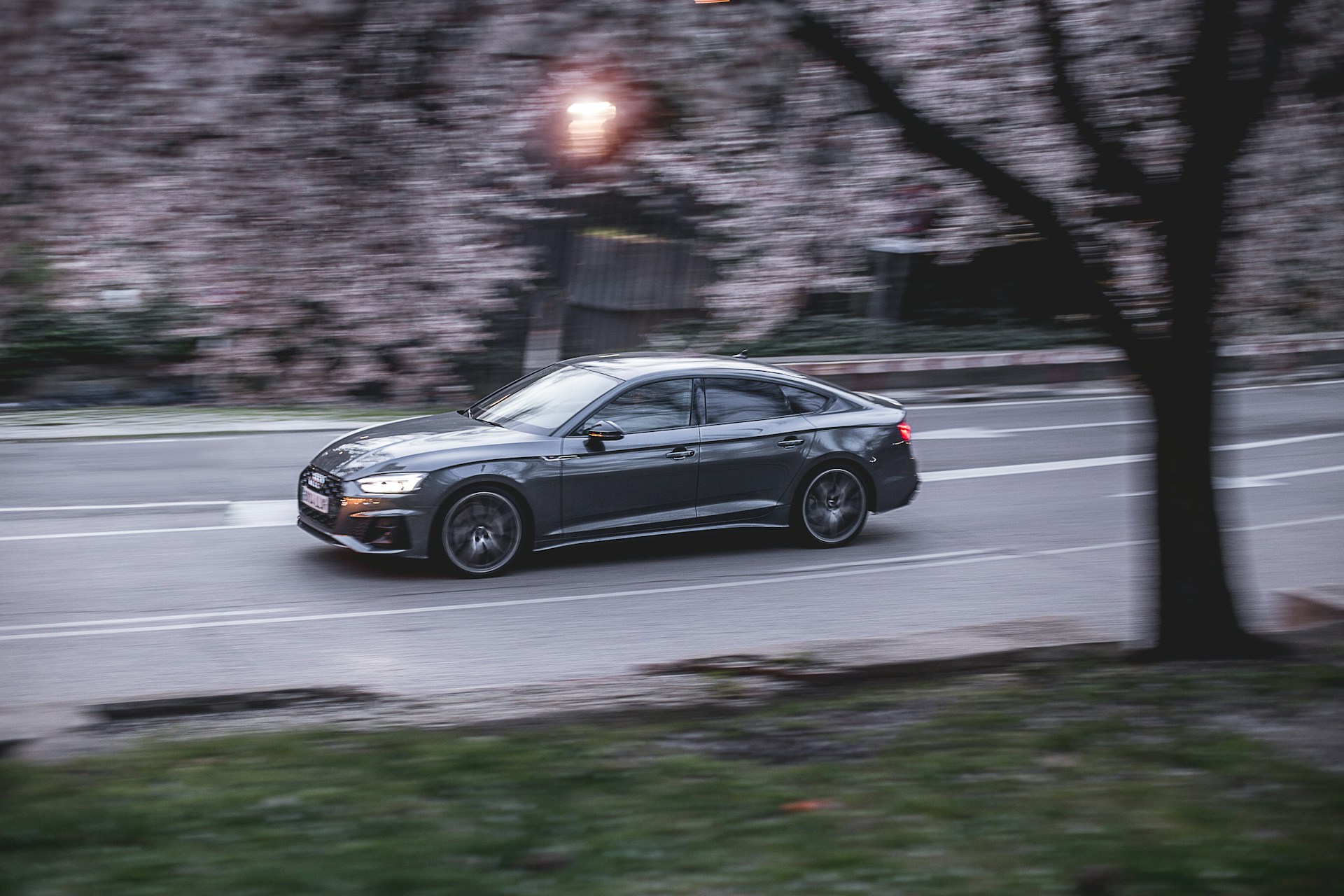 Ein Auto auf der Straße | Quelle: Unsplash