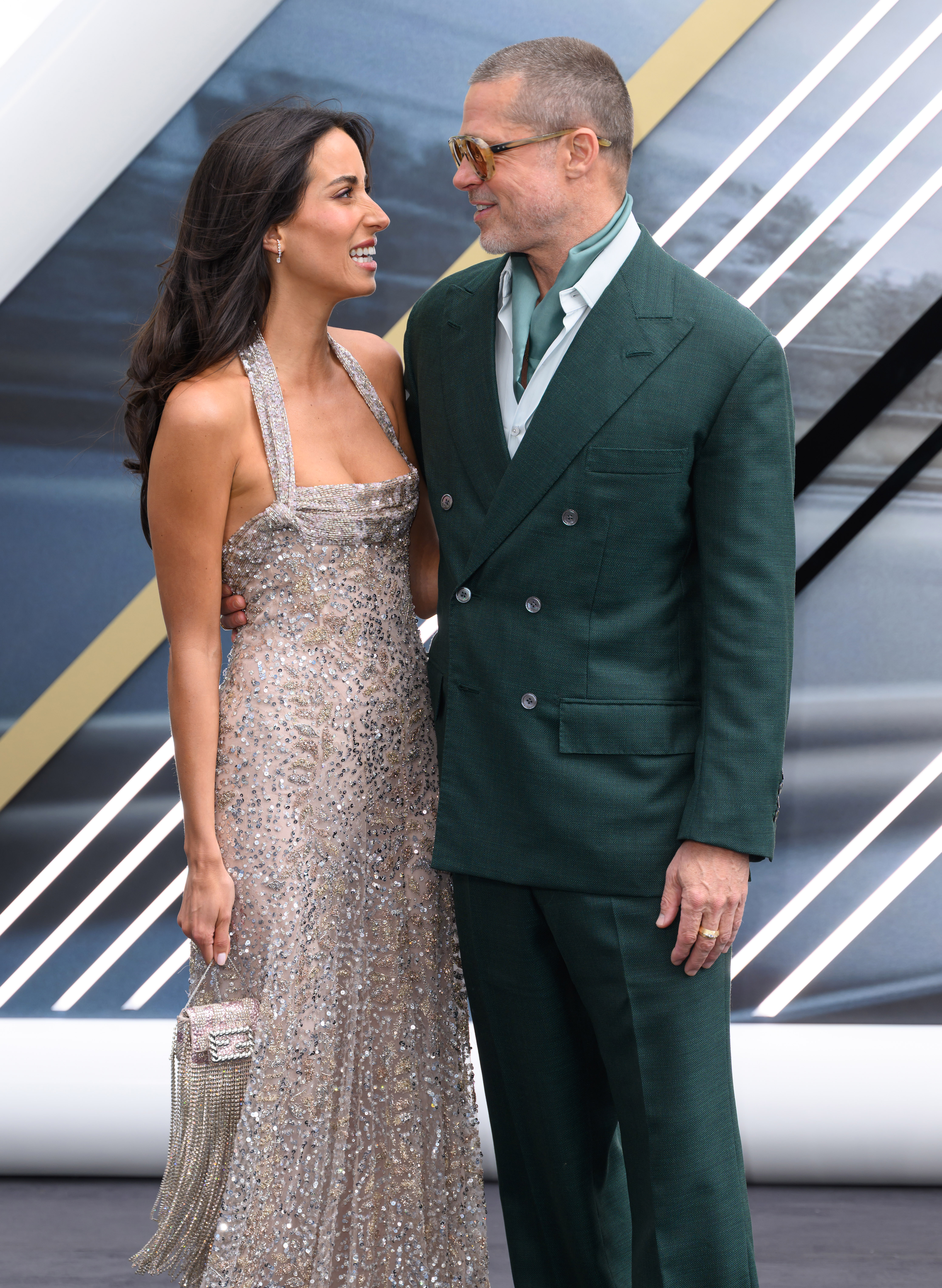 Ines de Ramon und Brad Pitt lächeln und posieren Arm in Arm auf dem roten Teppich bei der "F1: The Movie" Premiere | Quelle: Getty Images