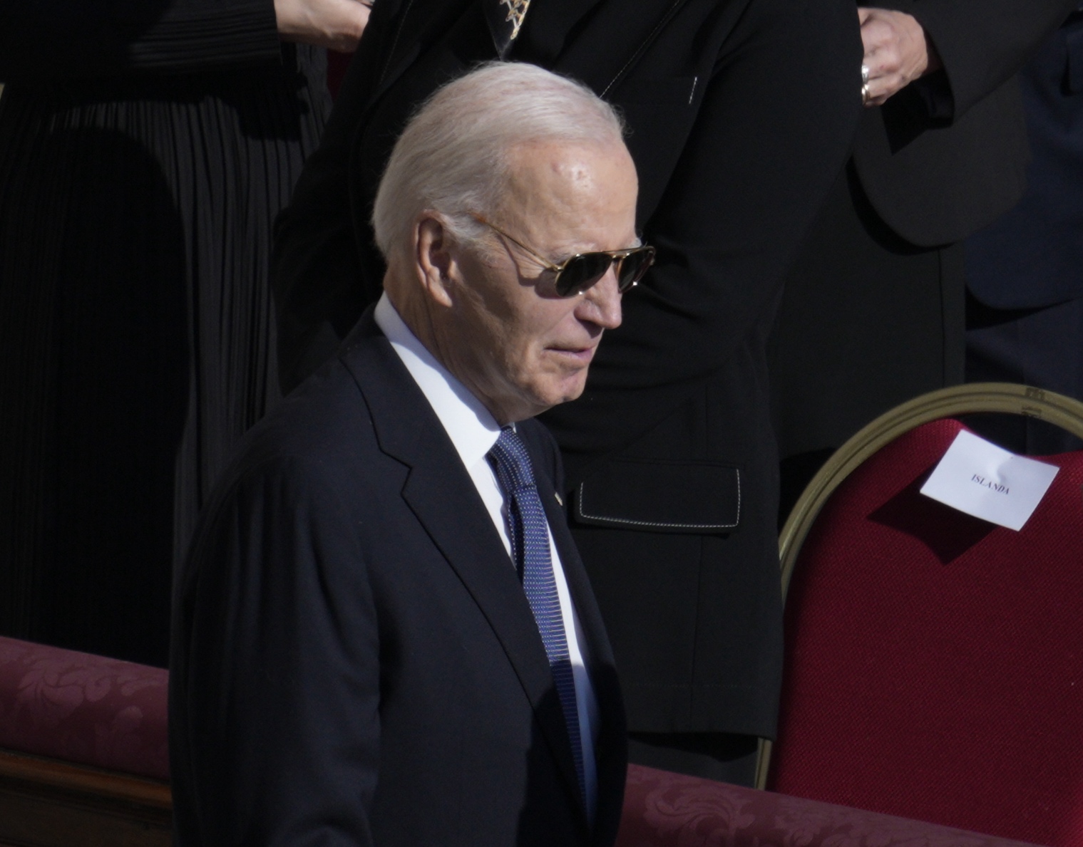 Der ehemalige US-Präsident Joe Biden kommt zur Beerdigung von Papst Franziskus auf dem Petersplatz am 26. April 2025 in der Vatikanstadt, Vatikan. | Quelle: Getty Images