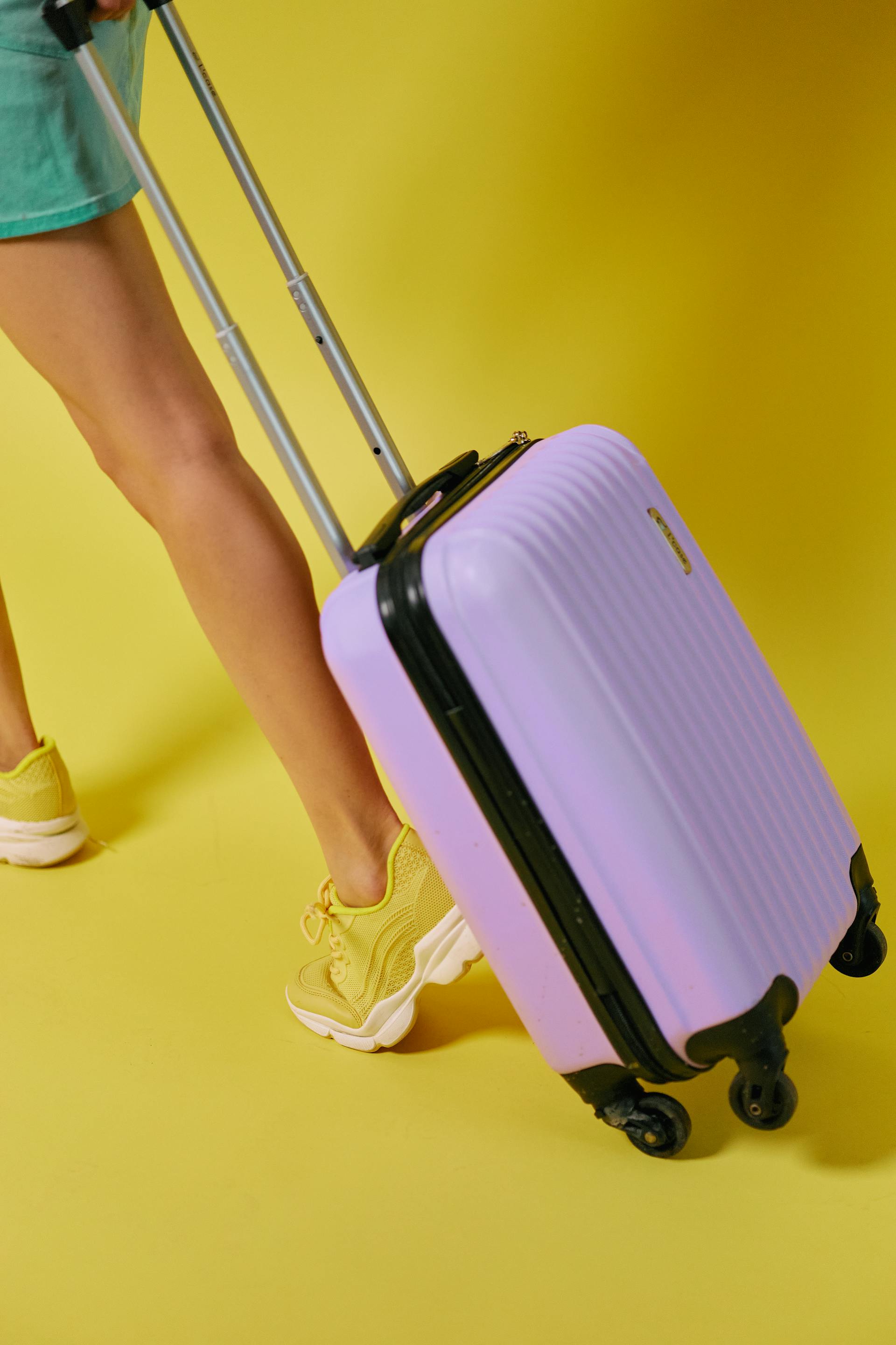 Eine Nahaufnahme einer Frau, die einen Koffer schleppt | Quelle: Pexels