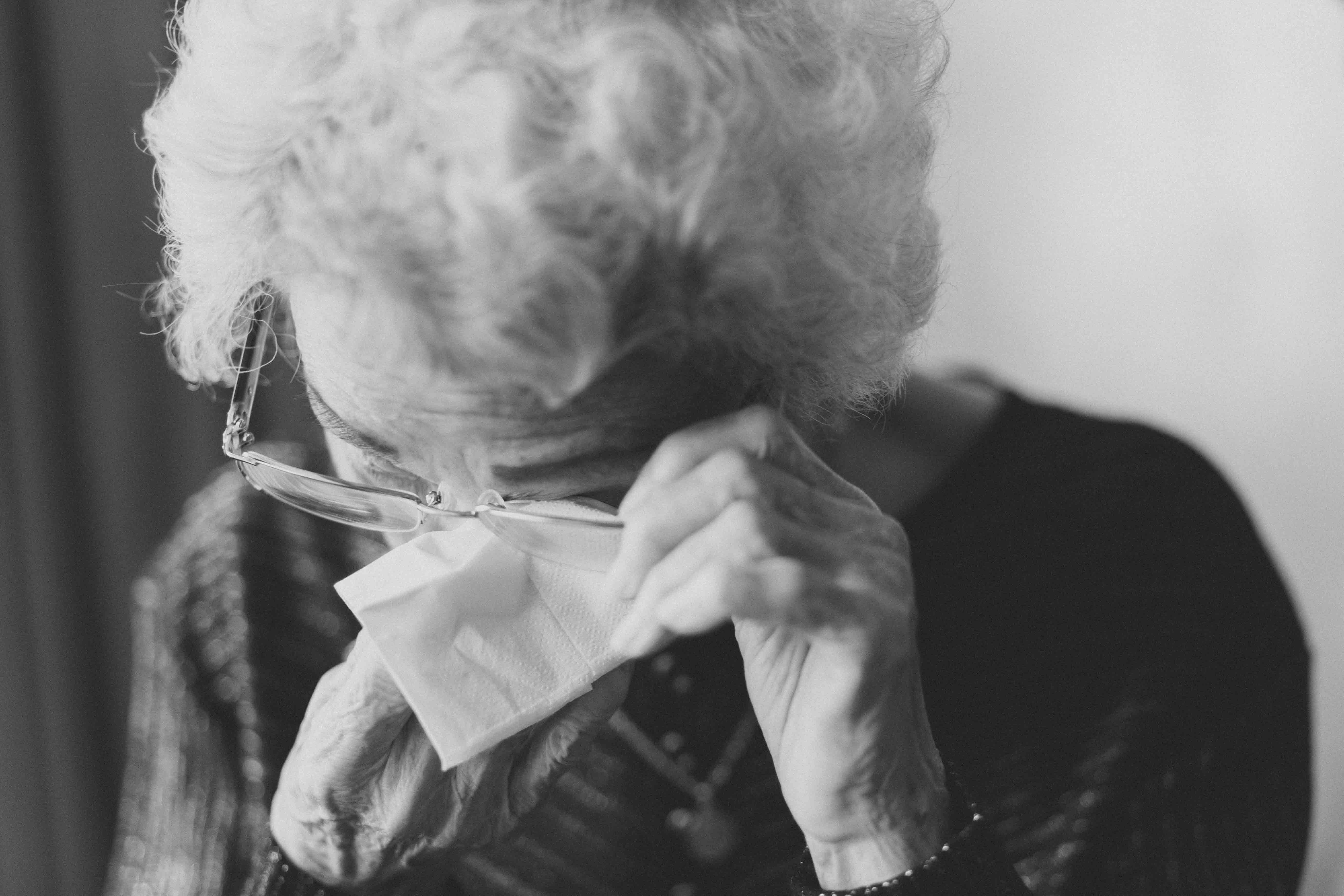 Eine alte Frau, die sich die Augen abwischt | Quelle: Unsplash