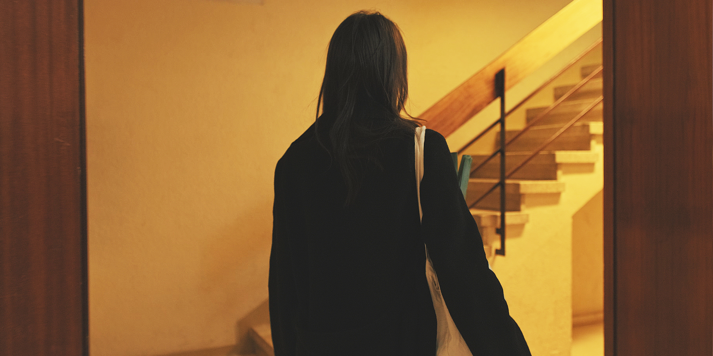 Eine Frau beim Betreten ihres Hauses | Quelle: Getty Images