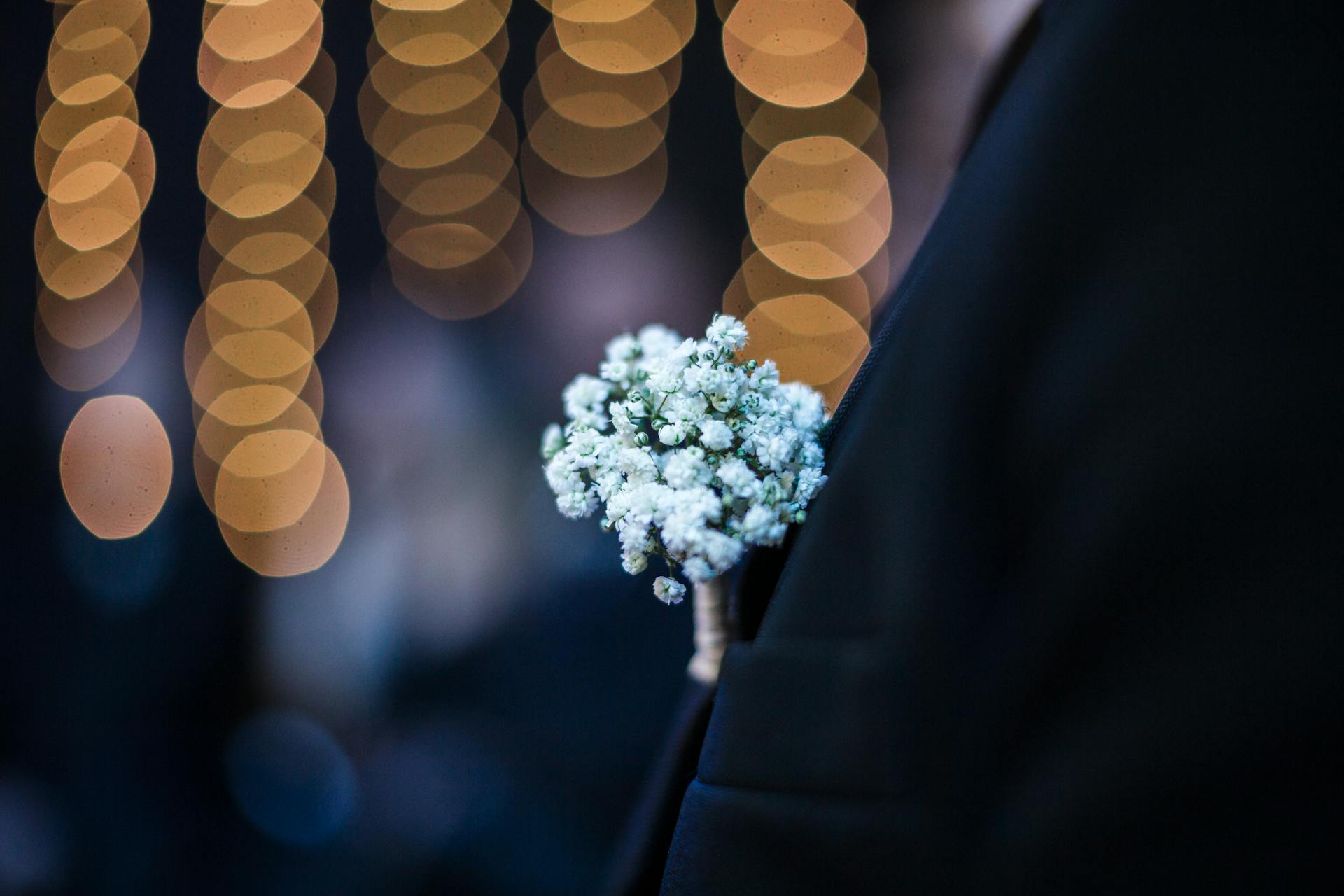 Eine Boutonnière | Quelle: Pexels