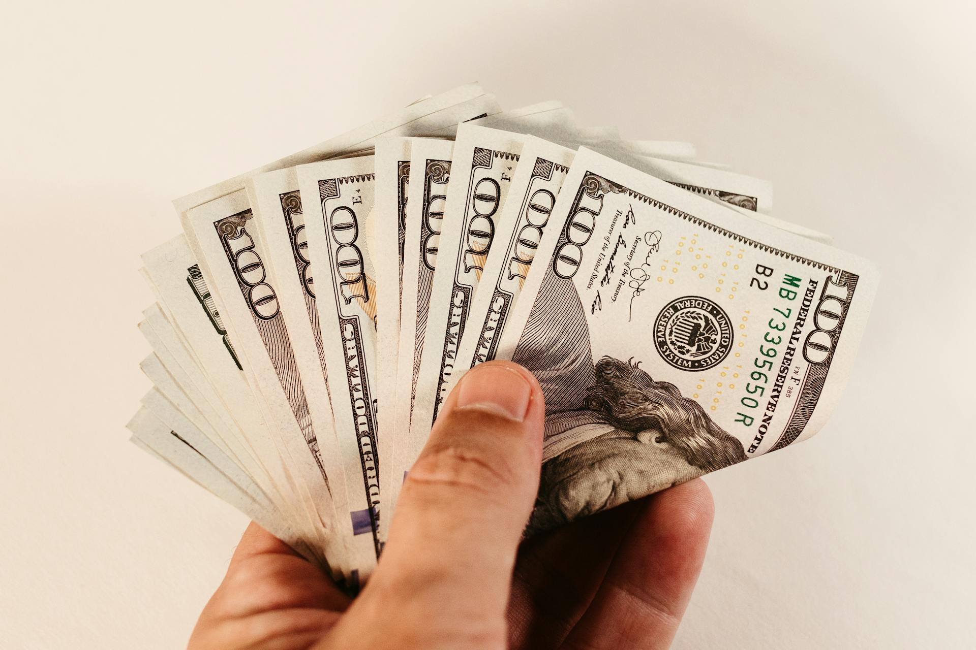 Ein Mann mit Geld in der Hand | Quelle: Pexels