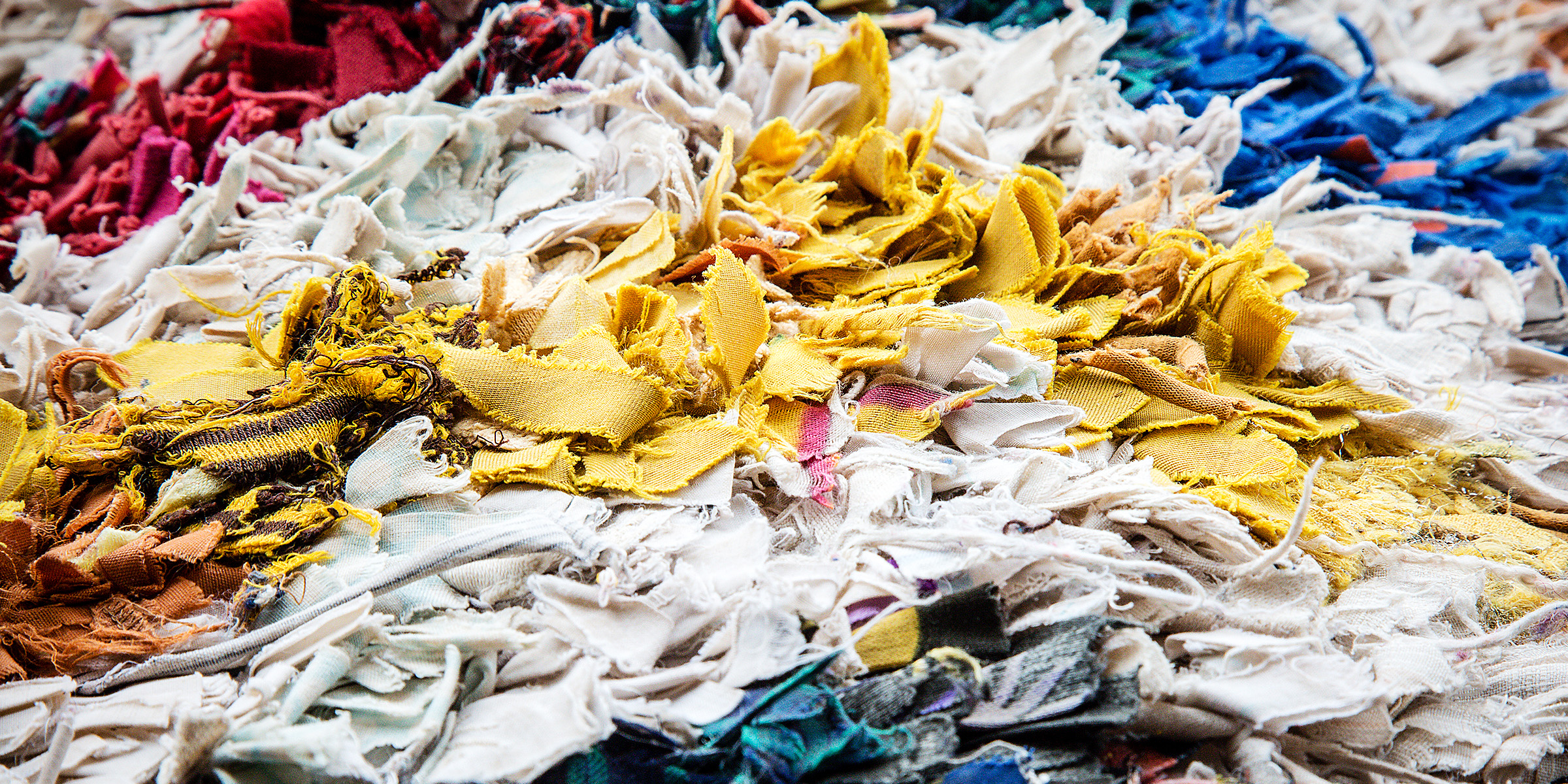 Bunte, zerfetzte Stoffstücke | Quelle: Shutterstock