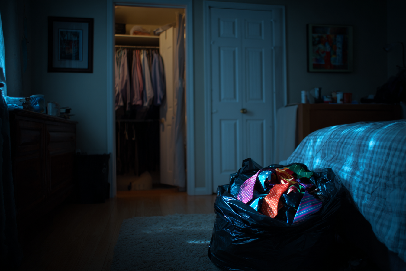 Ein Müllsack voller Krawatten | Quelle: Midjourney