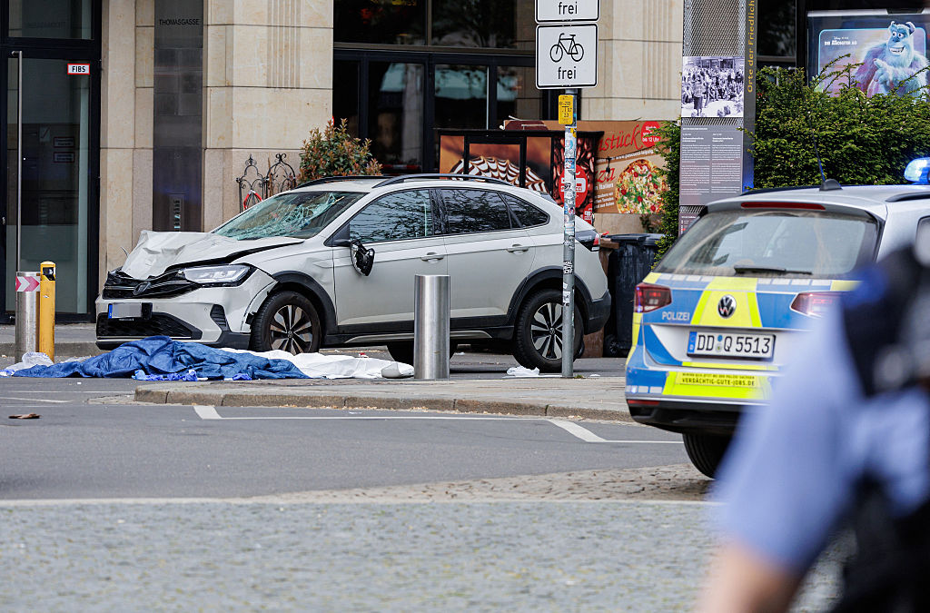 Das Foto vom 4. Mai 2026 zeigt die Szene, in der ein Auto in eine Menschenmenge auf einer Straße in der Leipziger Innenstadt in Ostdeutschland raste und dabei mindestens zwei Tote und mehrere Verletzte hinterließ. | Quelle: Getty Images