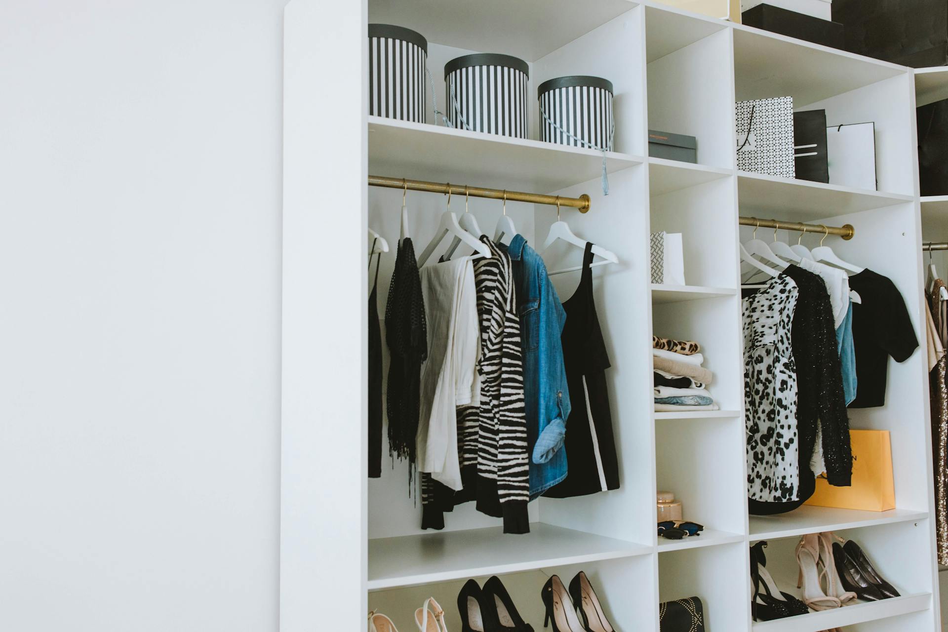 Kleidung und Schuhe in einem Kleiderschrank | Quelle: Pexels