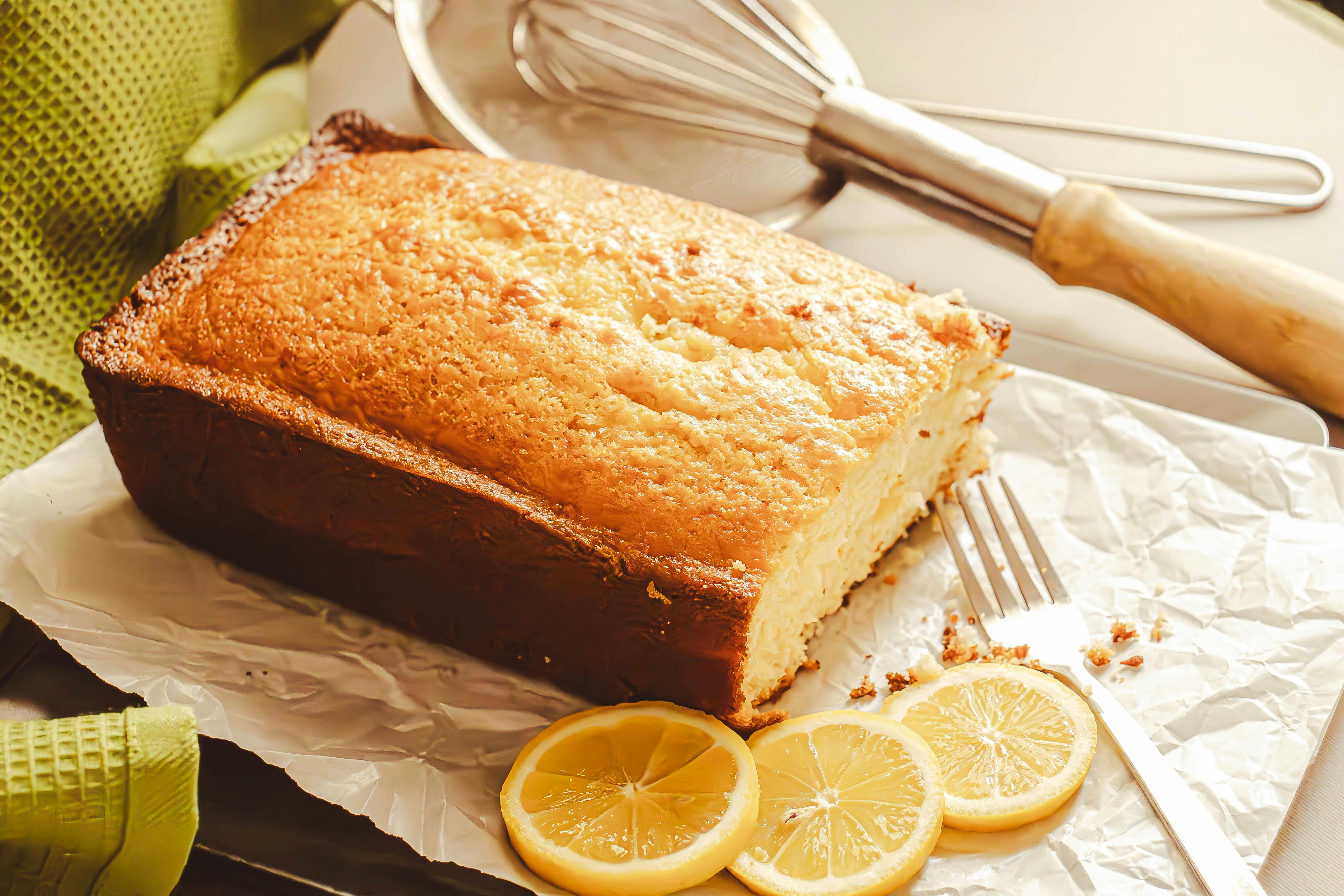 Ein Zitronenkuchen auf einem Tisch | Quelle: Pexels