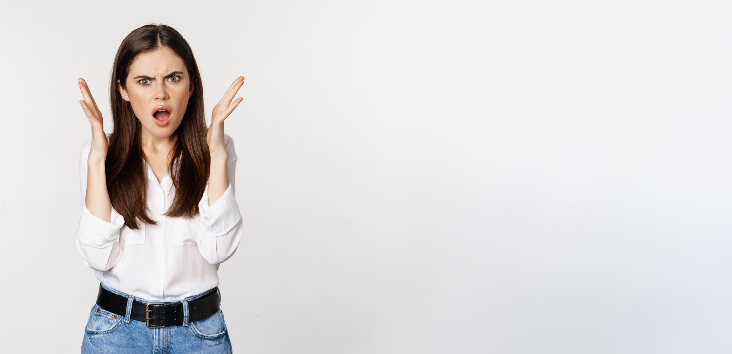 Eine schockierte und wütende Frau | Quelle: Freepik