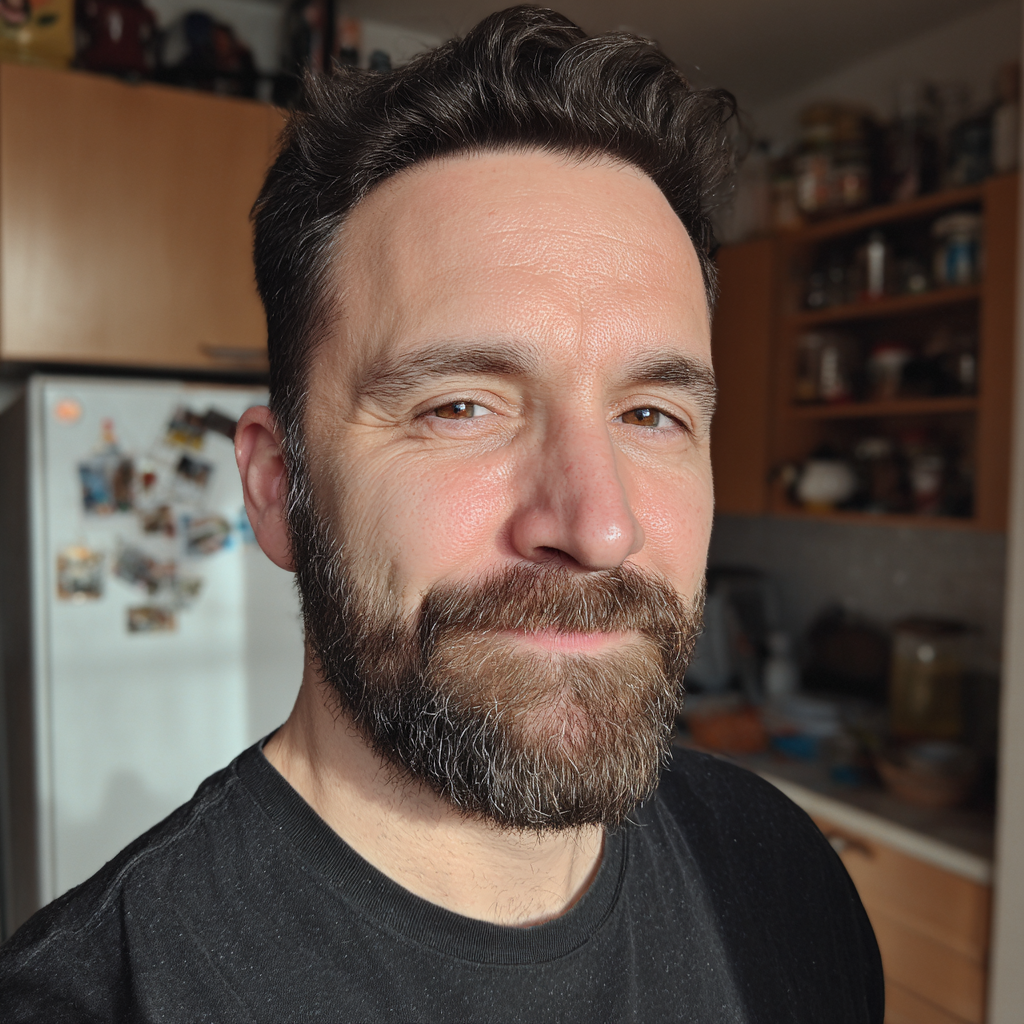 Ein lächelnder Mann, der in einer Küche steht | Quelle: Midjourney