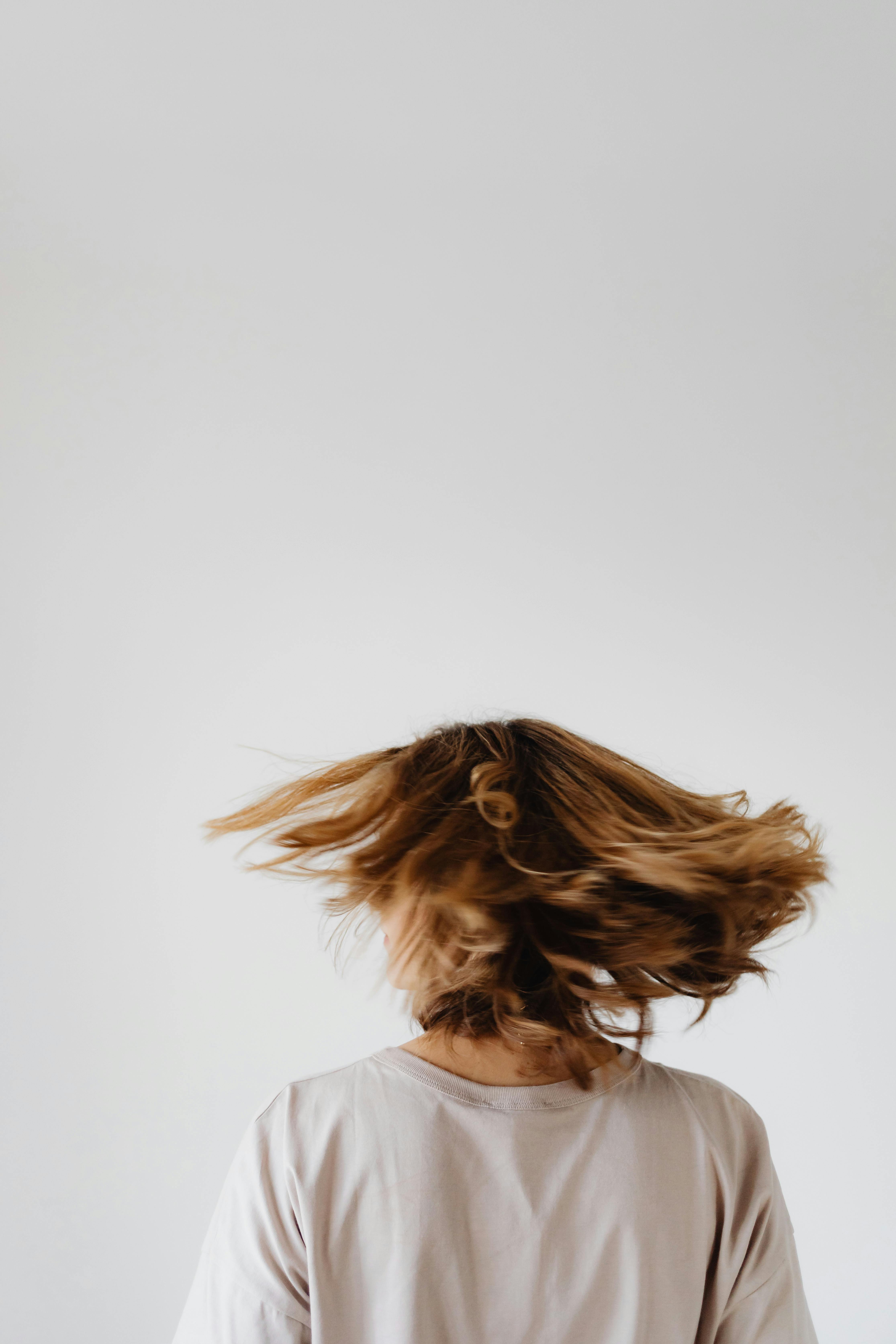 Eine Frau, die sich die Haare flicht | Quelle: Pexels