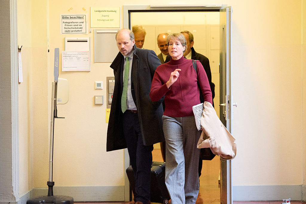 29. Oktober 2025, Hamburg: Christina Block (vorne rechts), deutsche Gastronomin und Unternehmerin, und Rechtsanwalt David Rieks (vorne links), Verteidiger ihres Partners Gerhard Delling (hinten links), verlassen nach Ende des Prozesses wegen mutmaßlicher Kindesentführung den Gerichtssaal des Landgerichts Hamburg. | Quelle: Getty Images