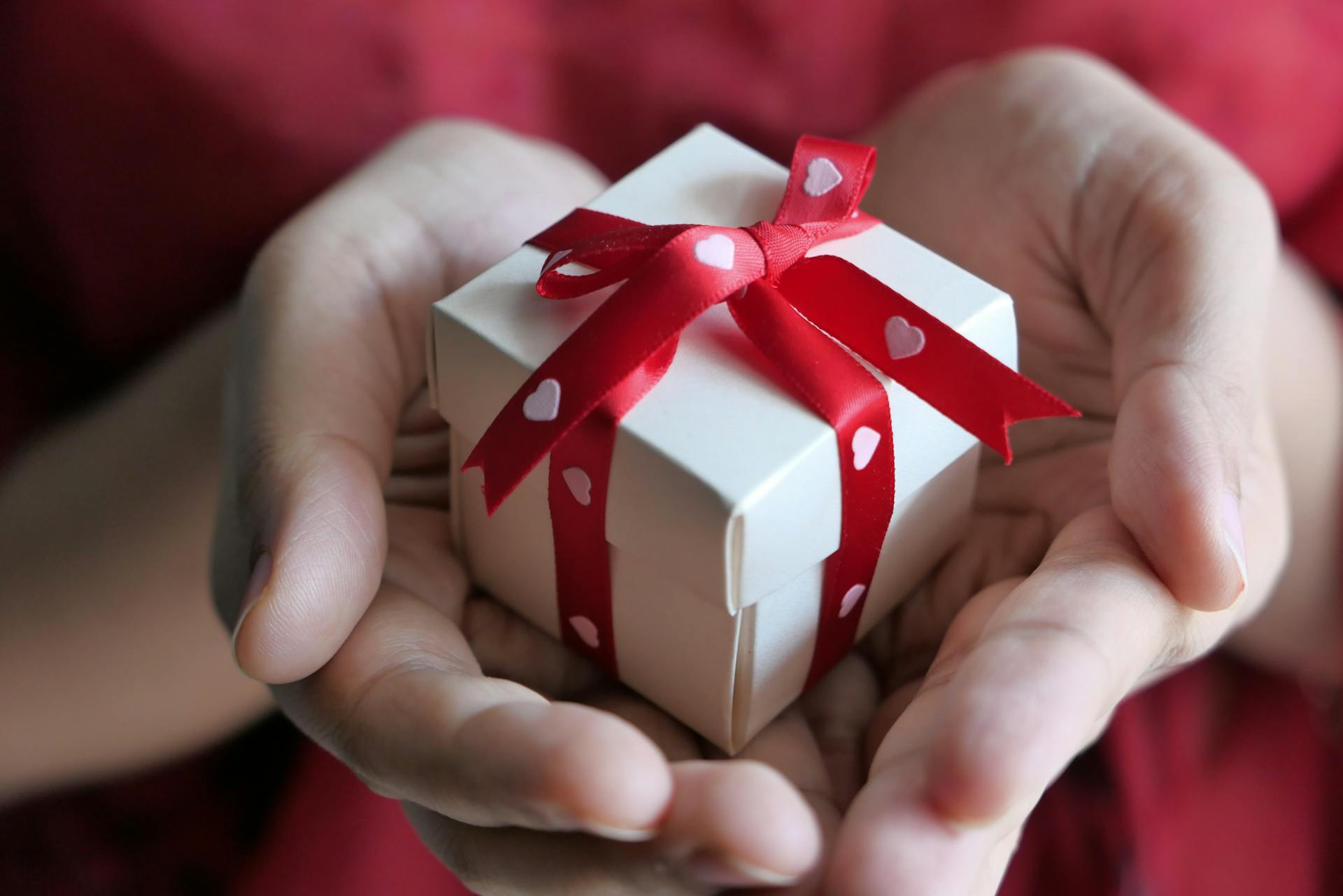 Eine Nahaufnahme einer Person, die einen Geschenkkarton hält | Quelle: Pexels
