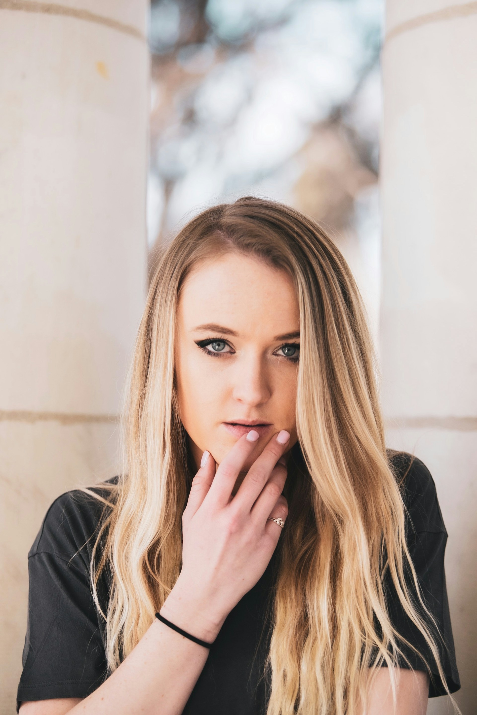 Eine Frau starrt jemanden anklagend an | Quelle: Unsplash
