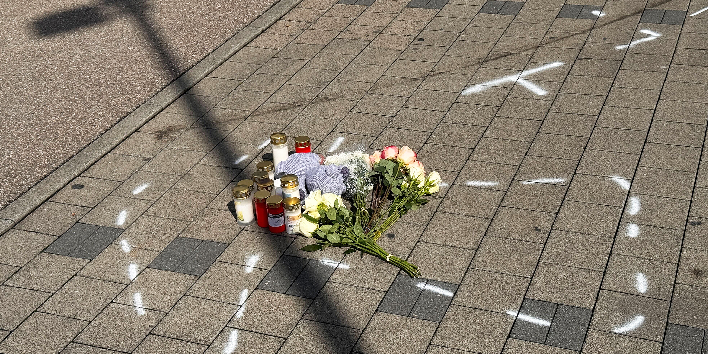 Trauernde hinterlegen Blumen am Unglücksort | Quelle: Getty Images