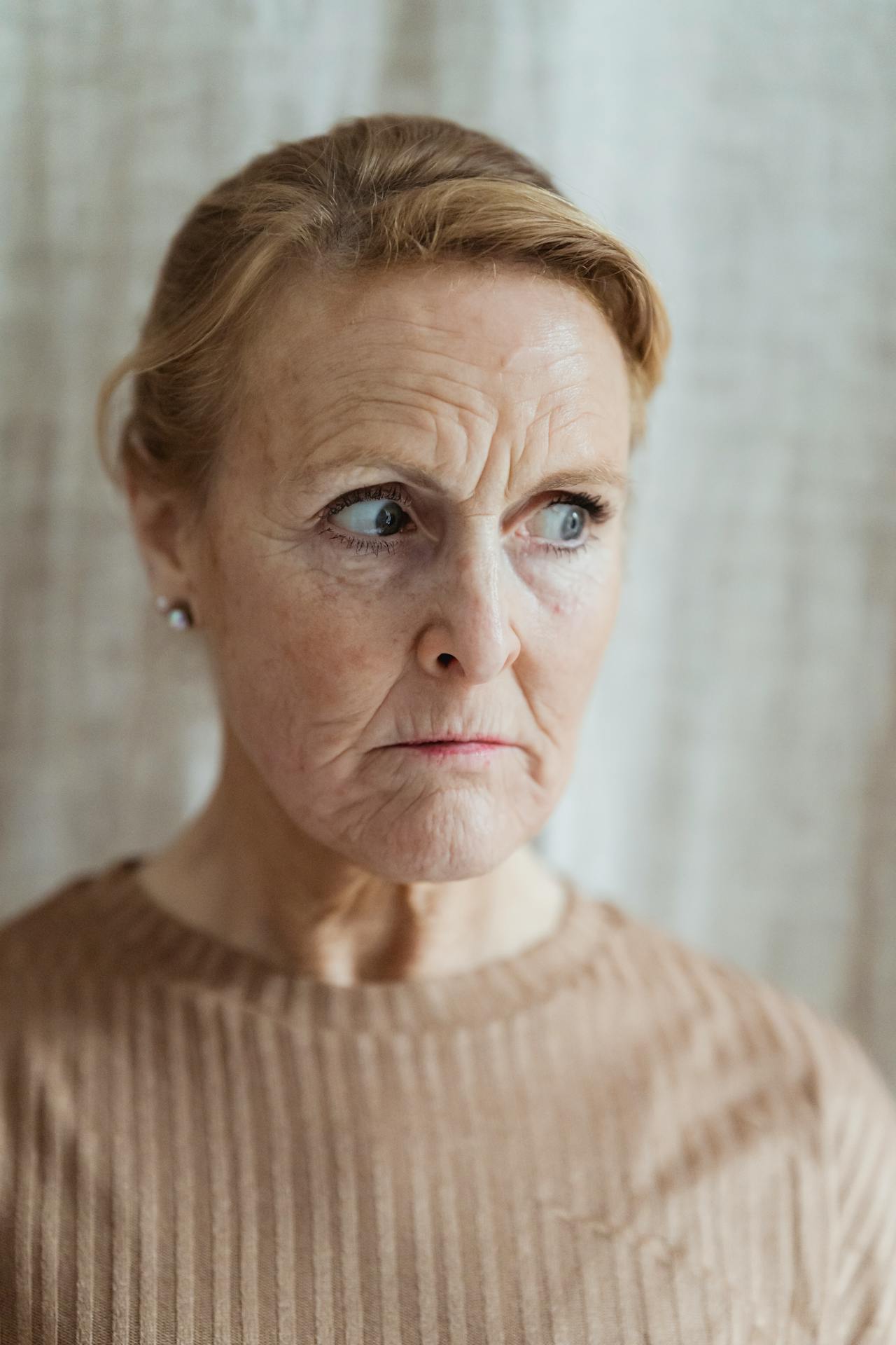 Eine wütende ältere Frau | Quelle: Pexels