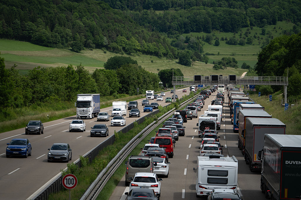 06. Juni 2025, Baden-Württemberg, Gruibingen: Zu Beginn des Pfingstwochenendes stauen sich die Fahrzeuge auf der Autobahn A8 bei Gruibingen in Richtung Ulm. | Quelle: Getty Images