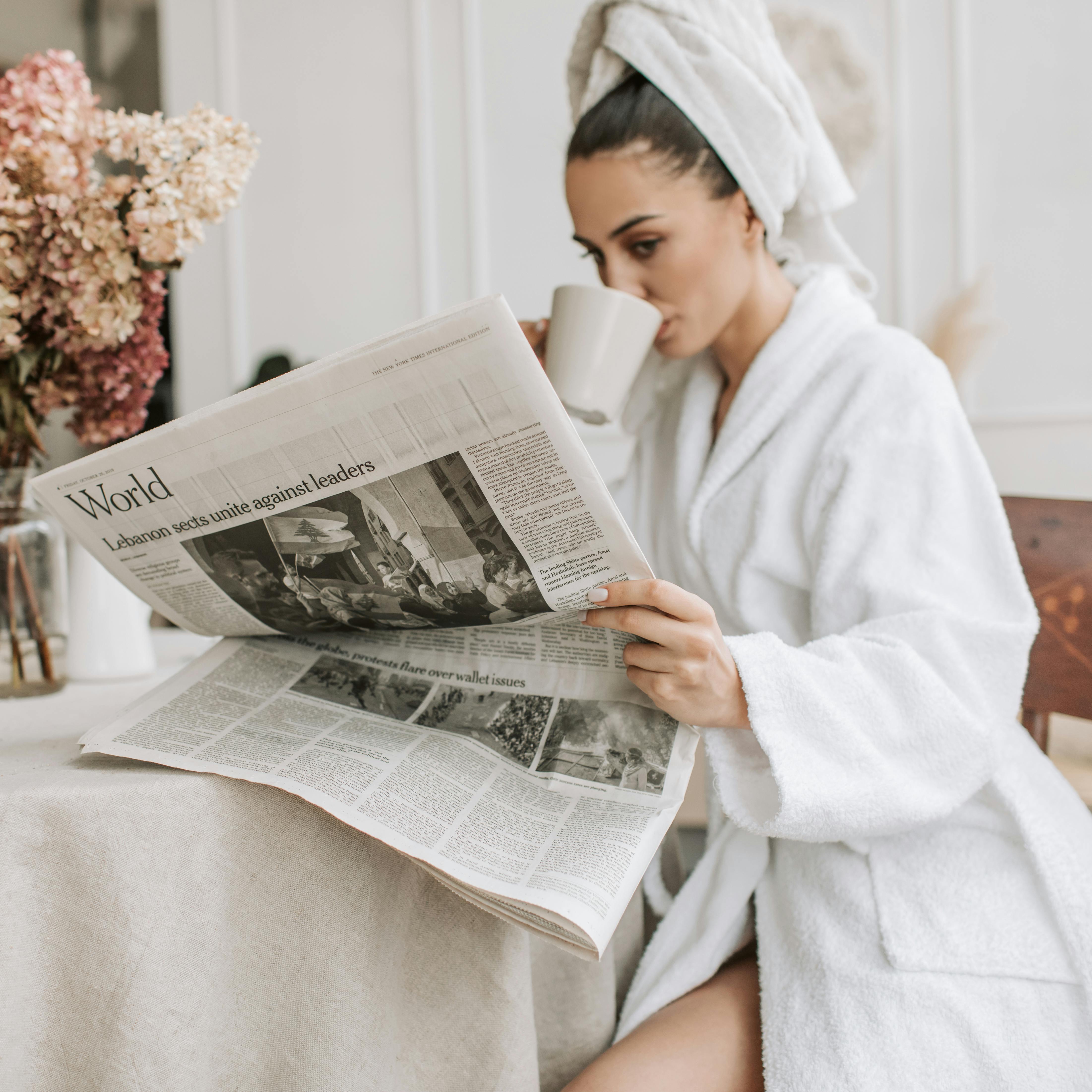 Eine Frau im Bademantel trinkt Kaffee | Quelle: Pexels