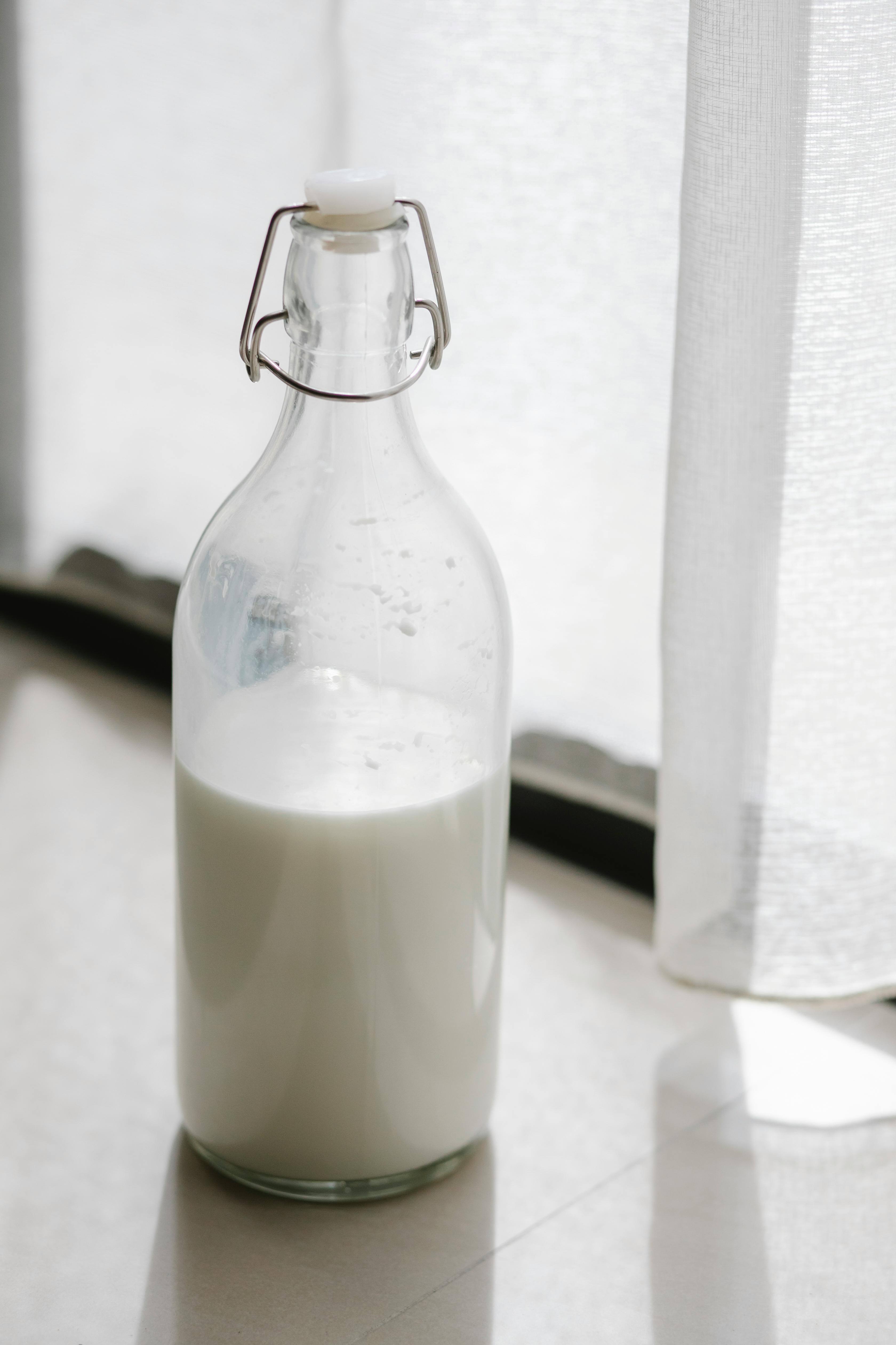 Eine Glasflasche mit Milch | Quelle: Pexels