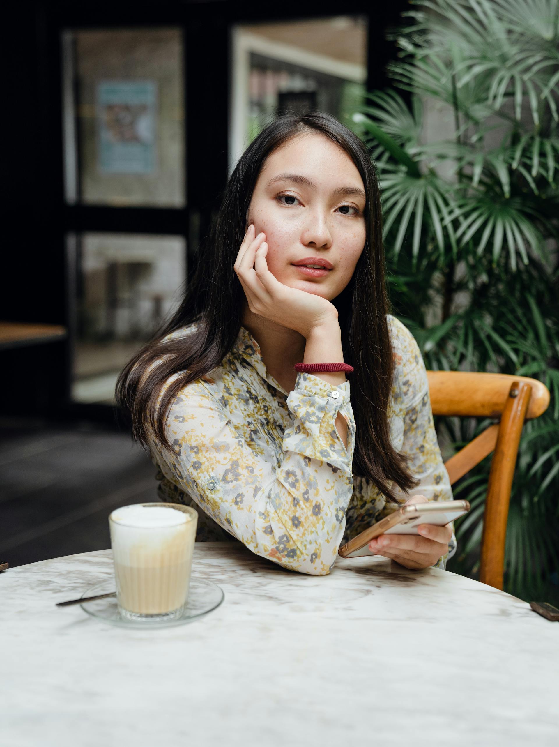 Eine Frau, die ihr Kinn in eine Hand stützt | Quelle: Pexels