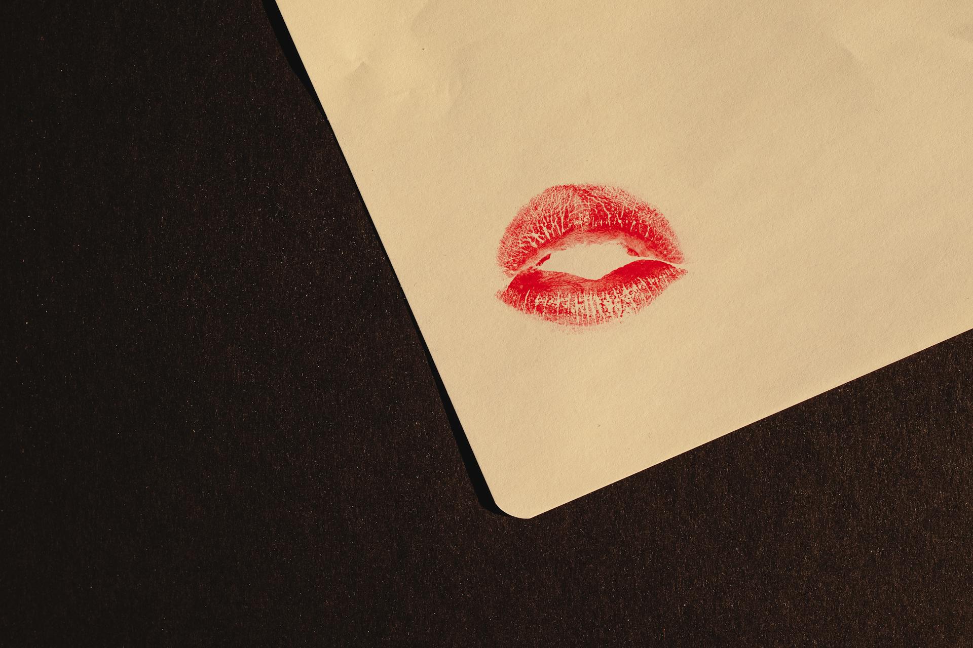 Ein Lippenstiftkuss auf einem Stück Papier | Quelle: Pexels